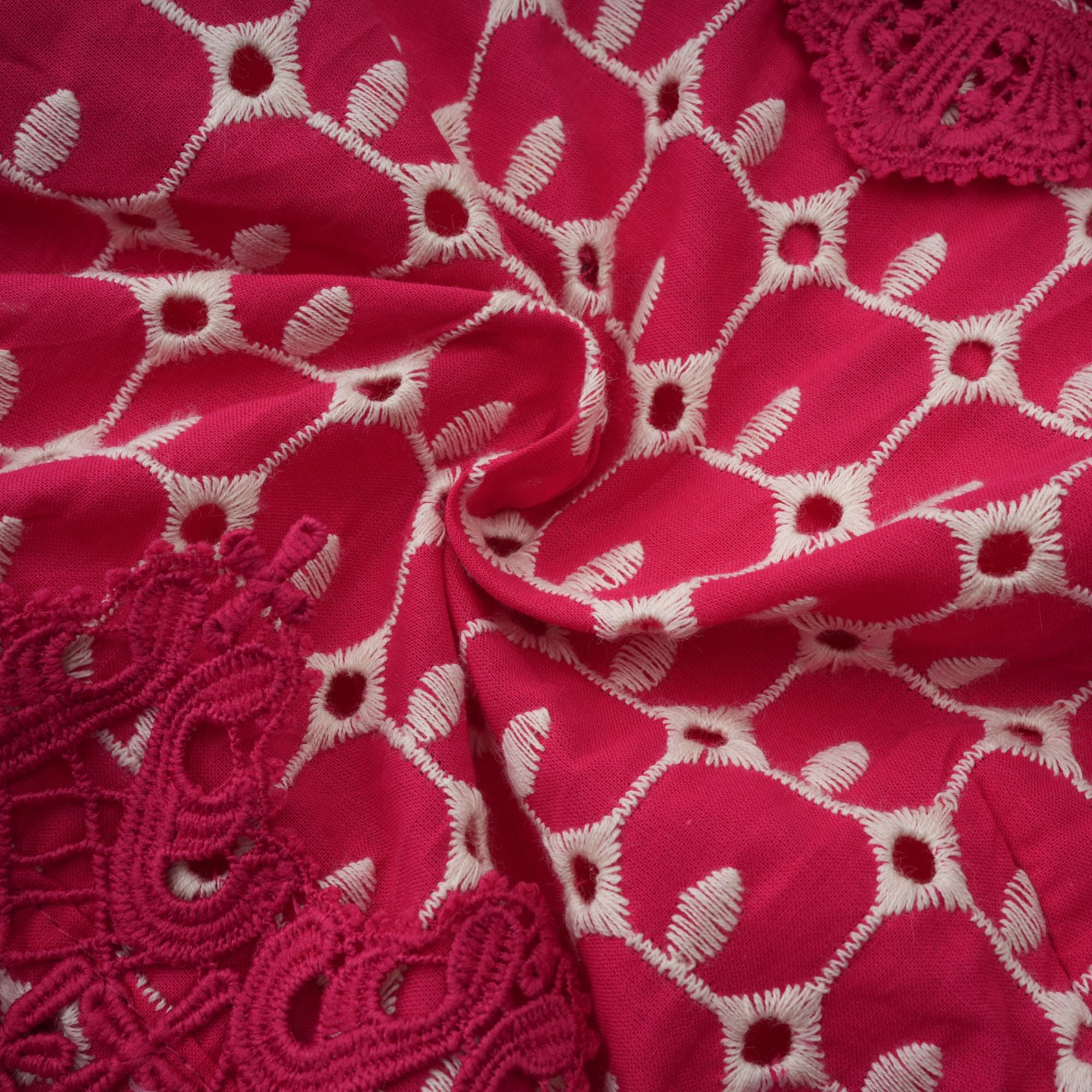 فستان شانتال ماكسي أحمر بنقشة صدفية وأجزاء من الدانتيل