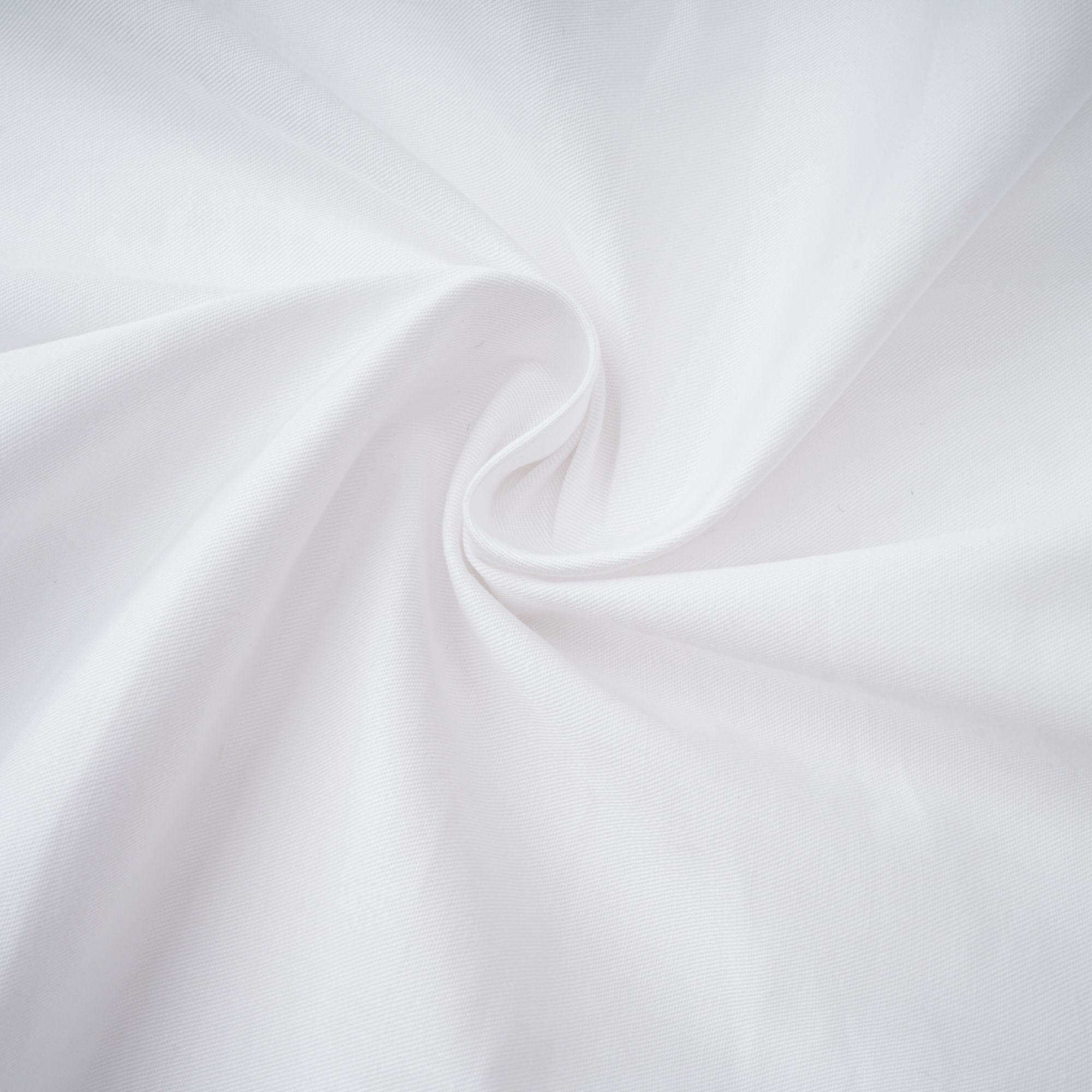 فستان دولسي أبيض بقميص مجعد بفتحة أمامية