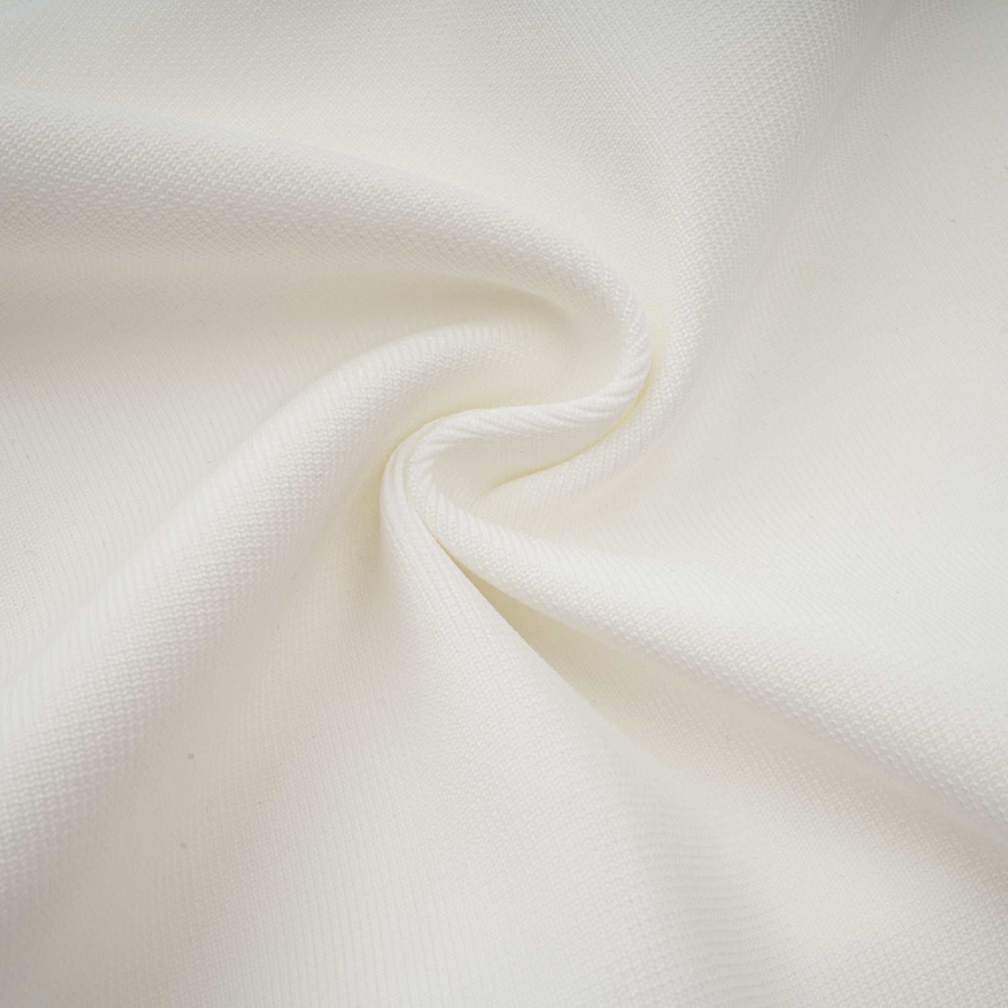 فستان ماكسي من ناتالي باللون الأبيض مع أجزاء من التول