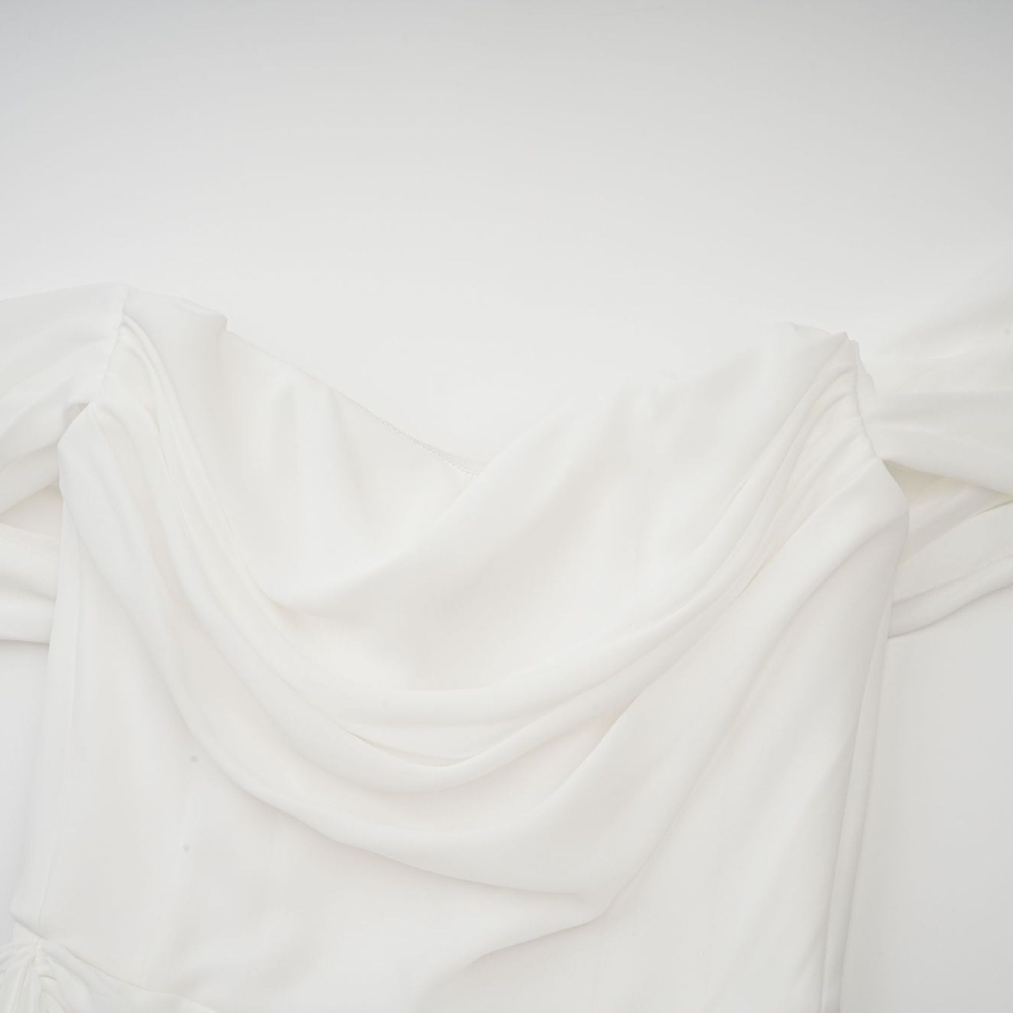 فستان جيتا القصير ذو التصميم الشريطي باللون الأبيض