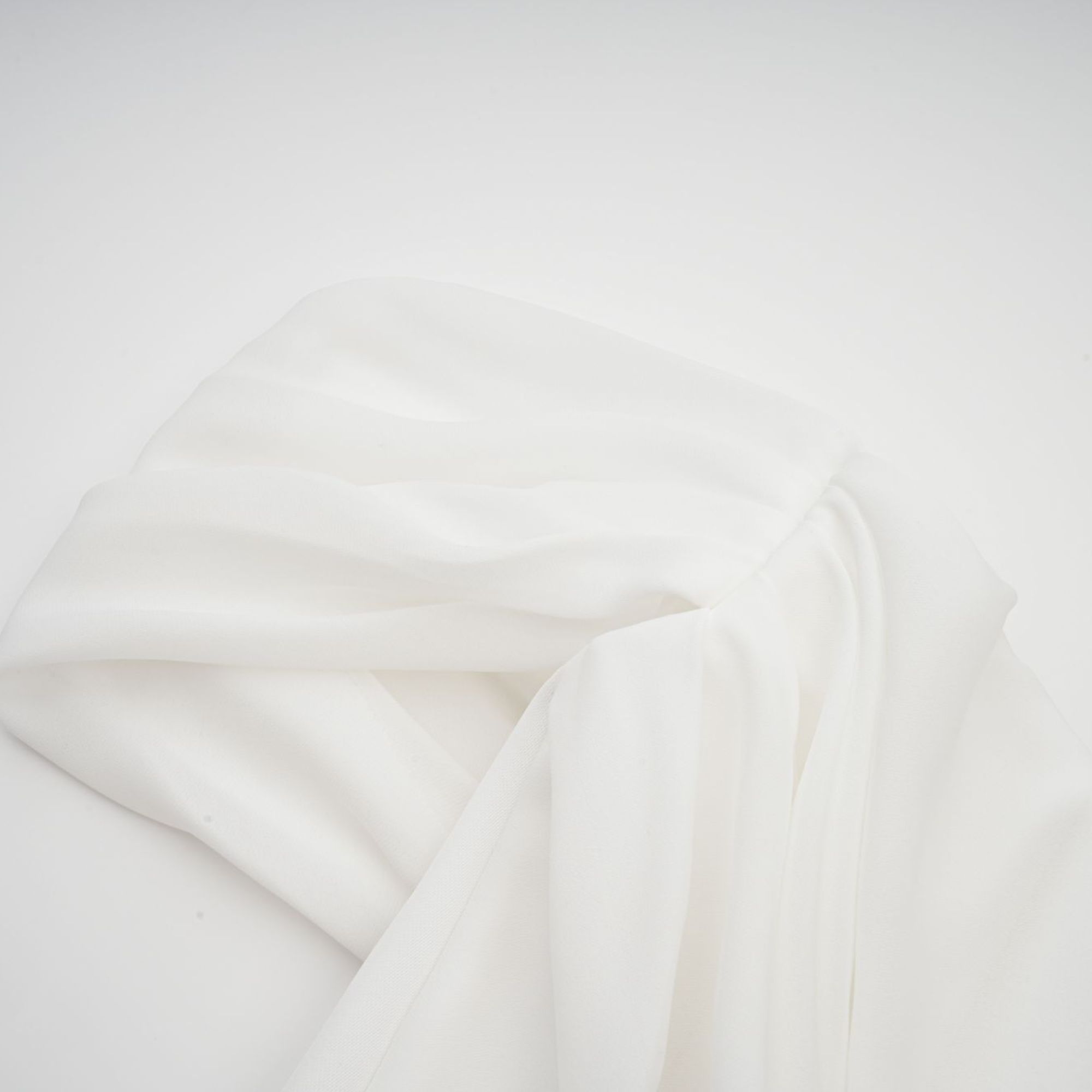 فستان جيتا القصير ذو التصميم الشريطي باللون الأبيض