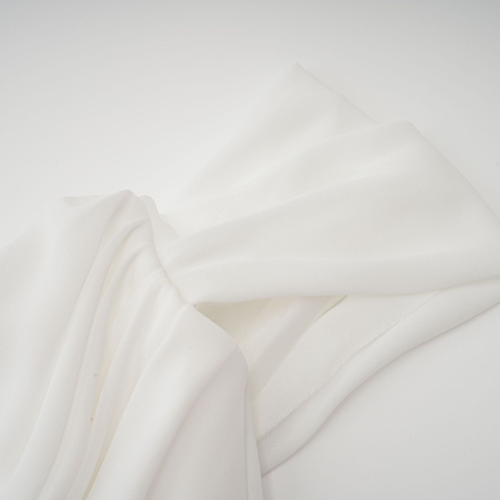 فستان جيتا القصير ذو التصميم الشريطي باللون الأبيض