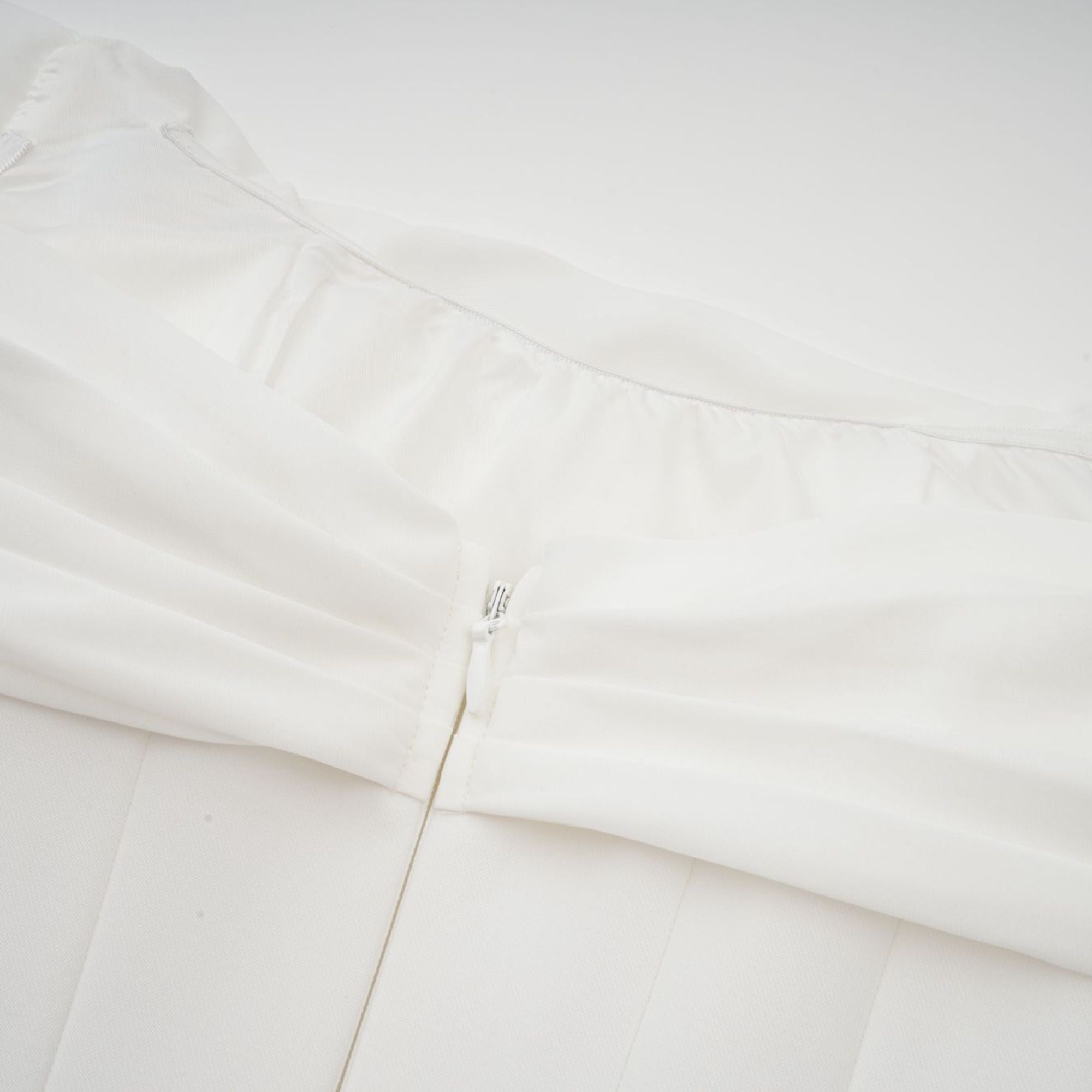 فستان جيتا القصير ذو التصميم الشريطي باللون الأبيض