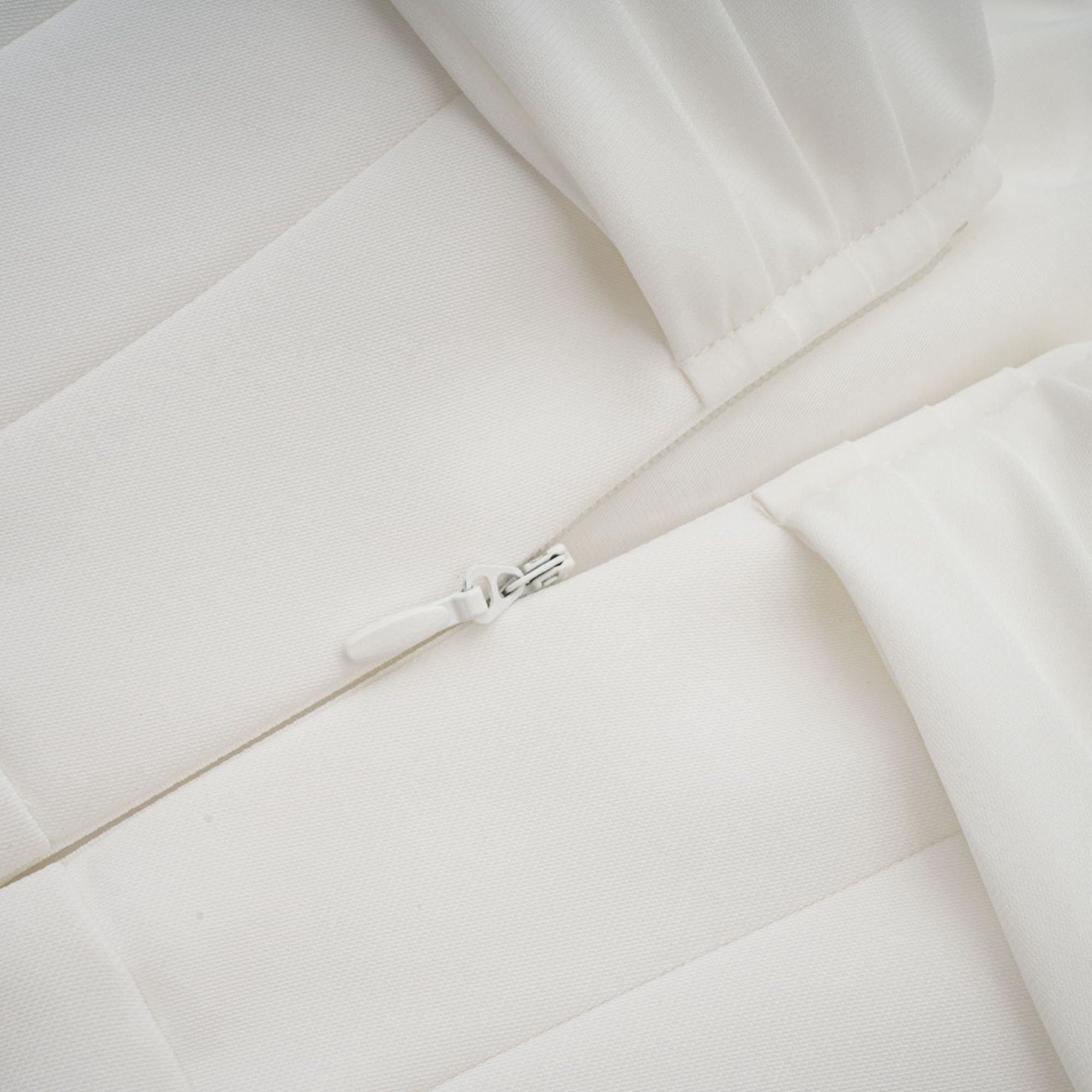 فستان جيتا القصير ذو التصميم الشريطي باللون الأبيض