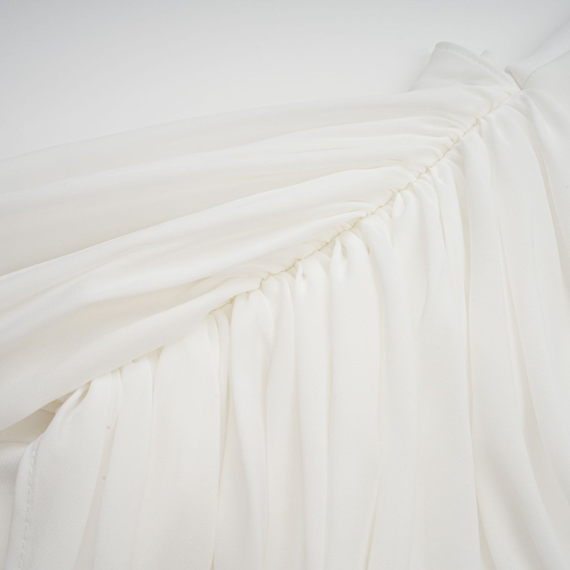 فستان جيتا القصير ذو التصميم الشريطي باللون الأبيض