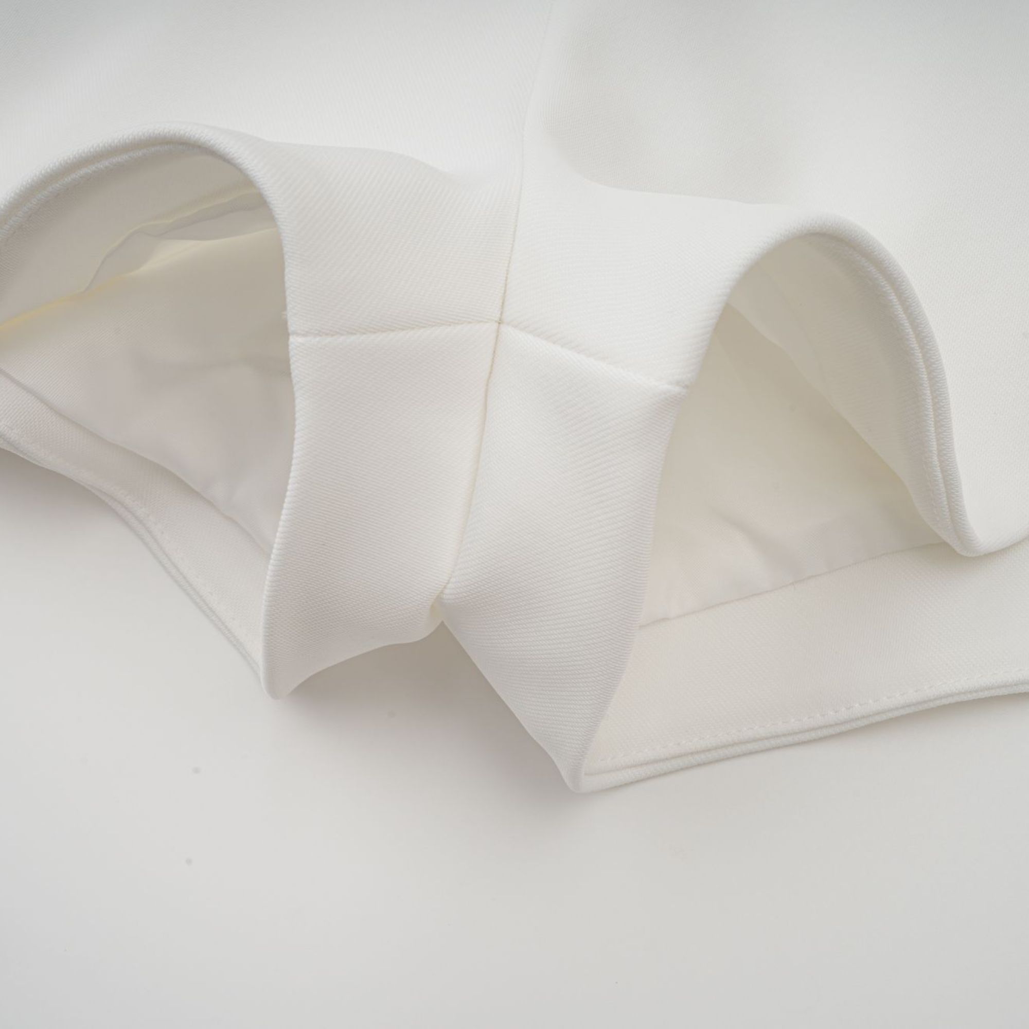 فستان جيتا القصير ذو التصميم الشريطي باللون الأبيض