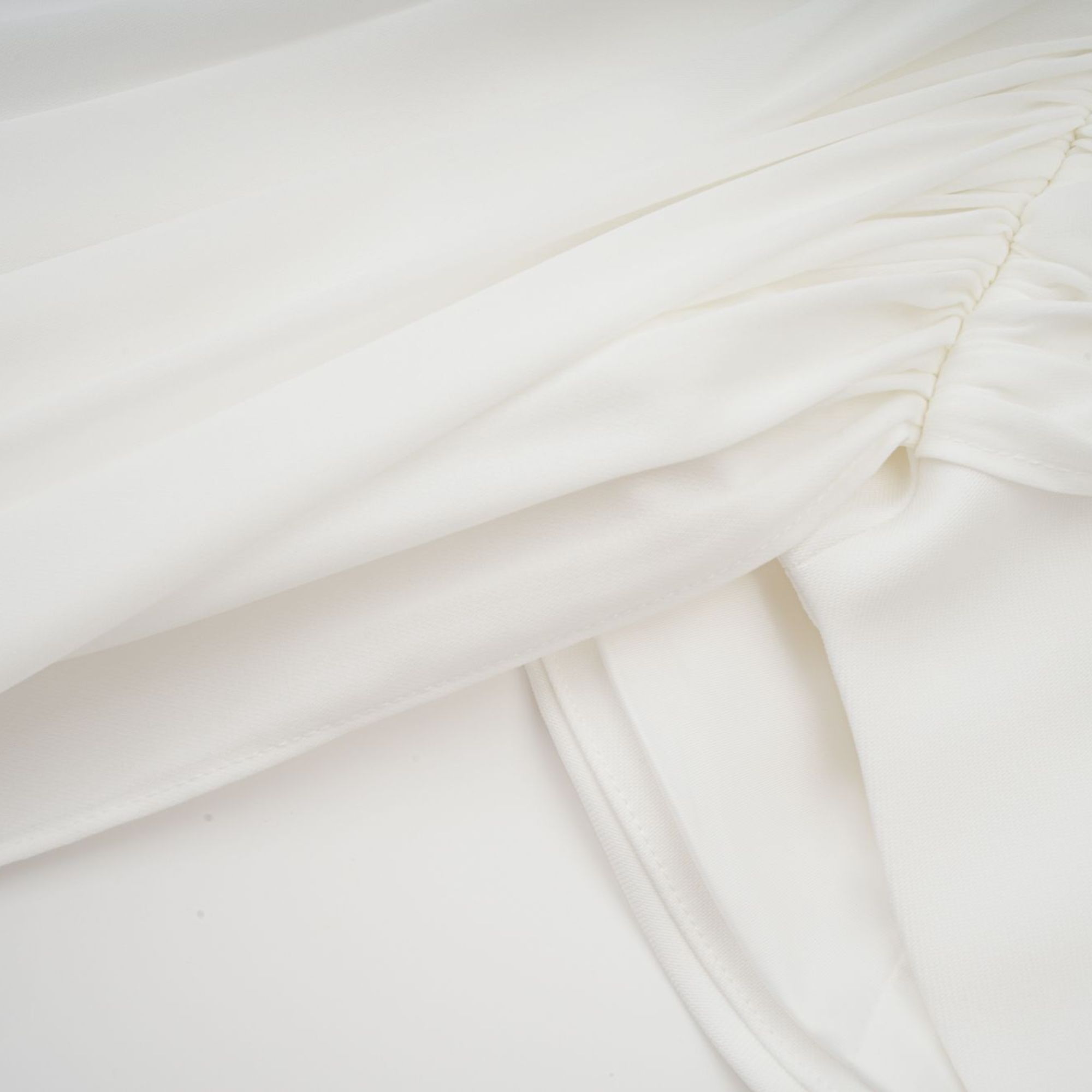 فستان جيتا القصير ذو التصميم الشريطي باللون الأبيض