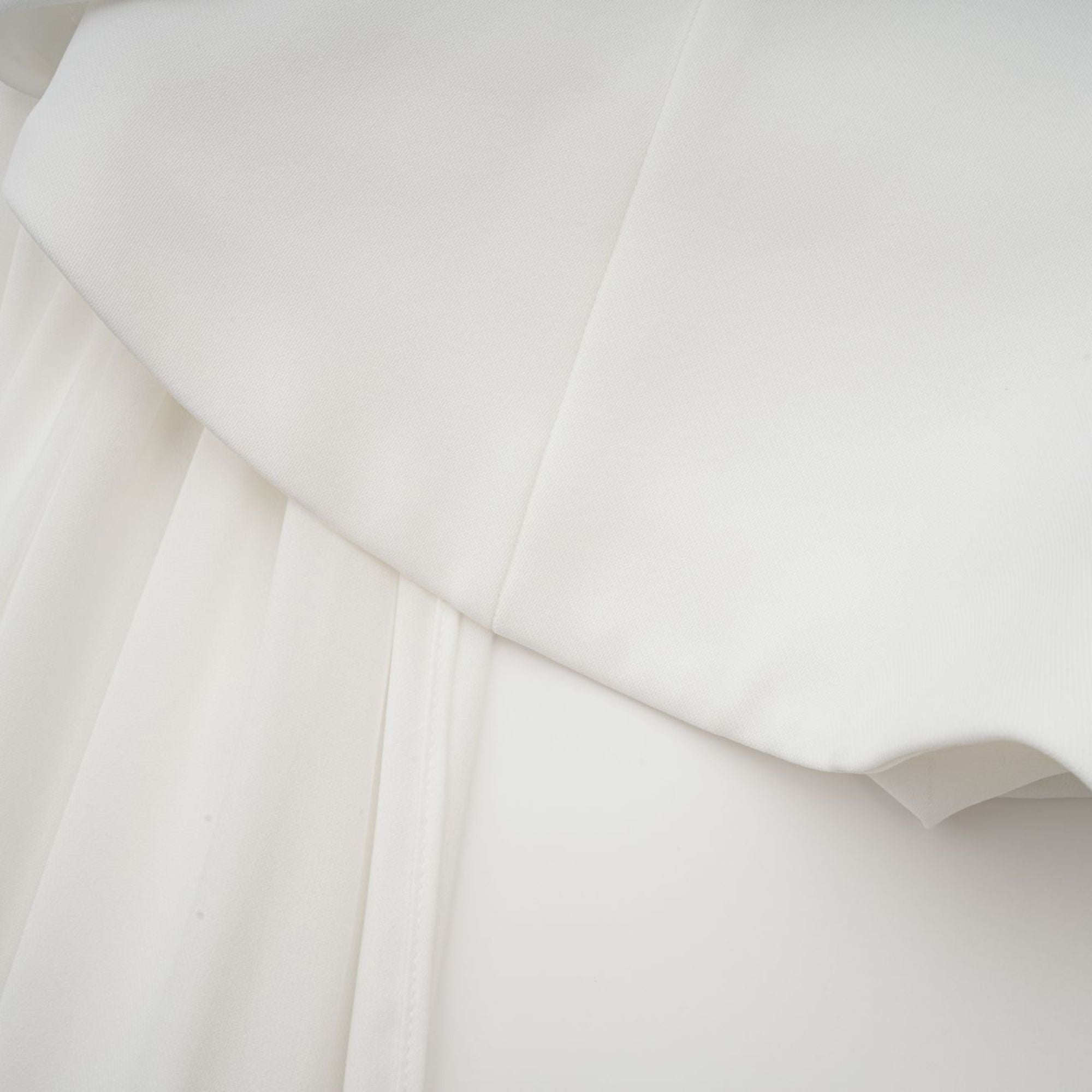 فستان جيتا القصير ذو التصميم الشريطي باللون الأبيض