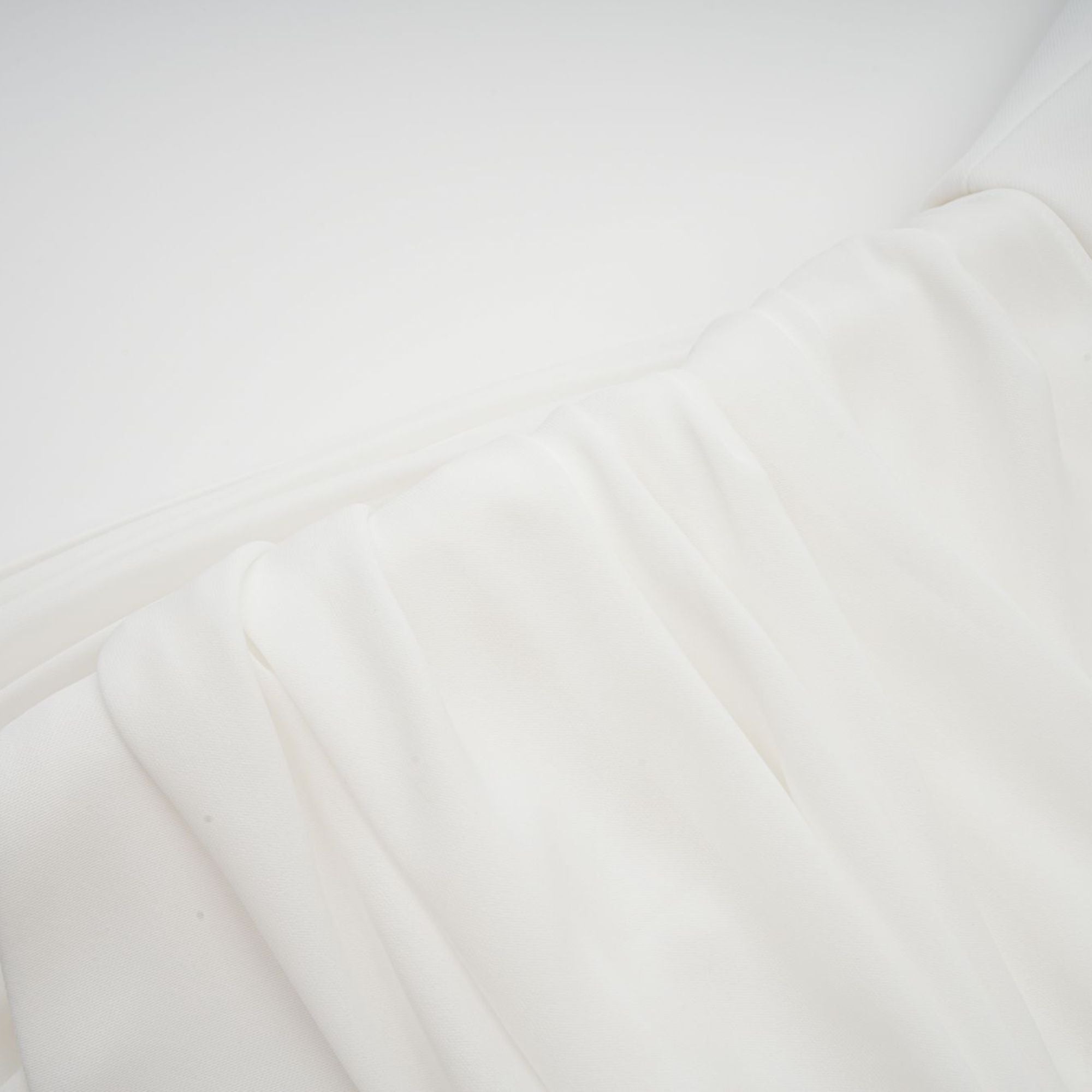 فستان جيتا القصير ذو التصميم الشريطي باللون الأبيض