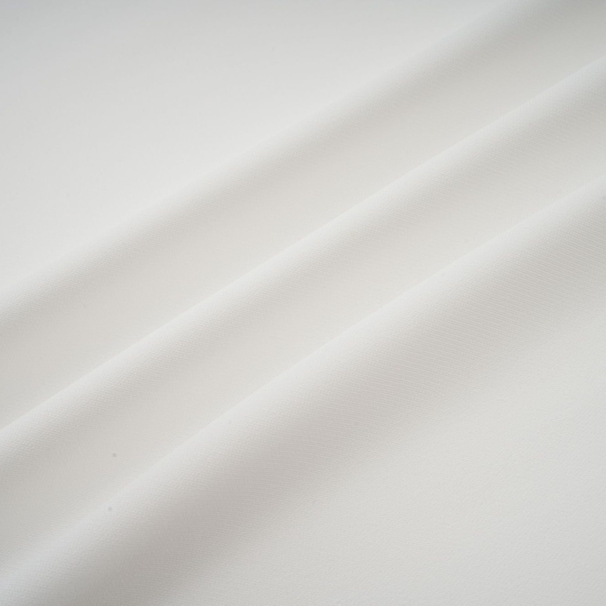 فستان جيتا القصير ذو التصميم الشريطي باللون الأبيض