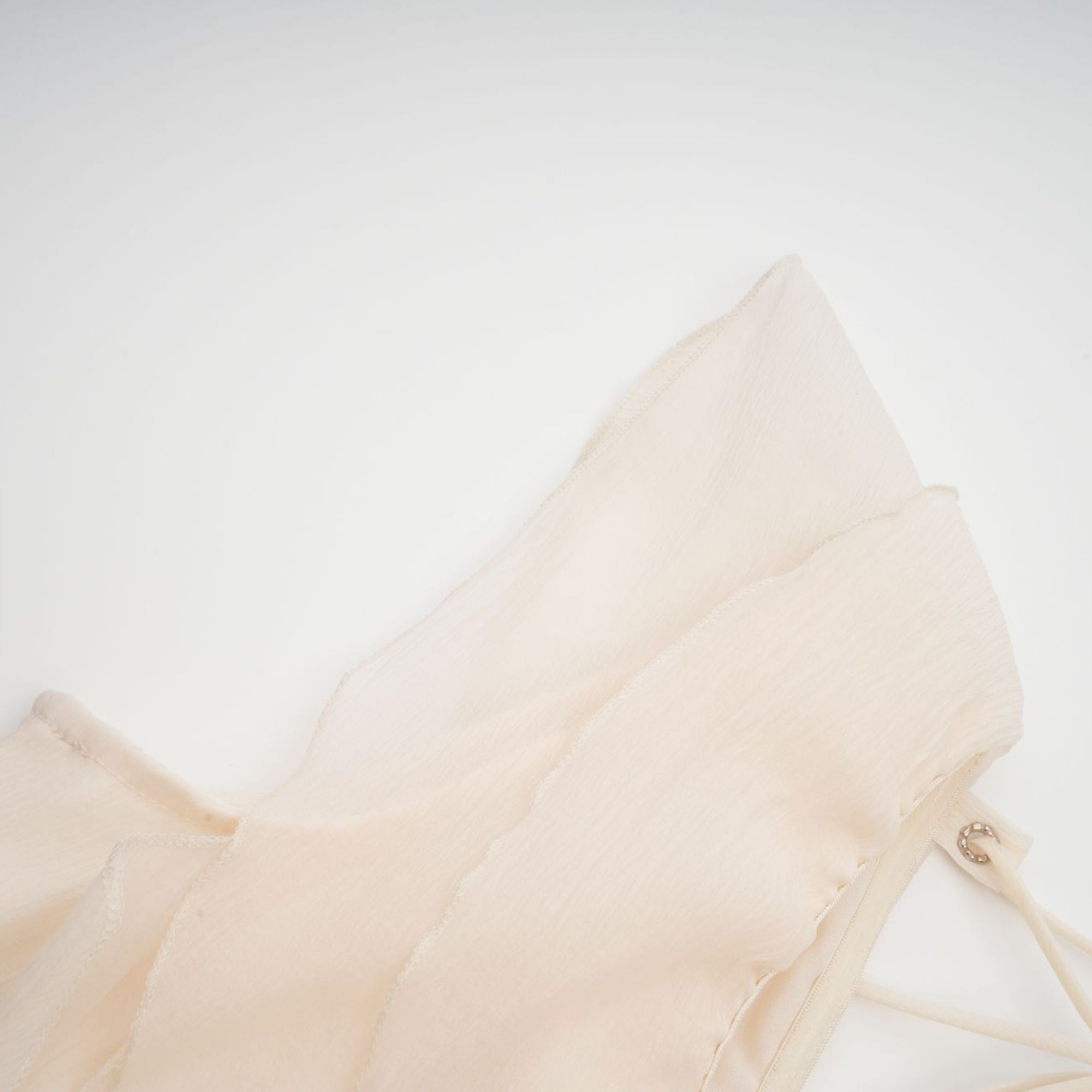 فستان هيلين القصير ذو الطبقات المزخرف بالزهور الاصطناعية