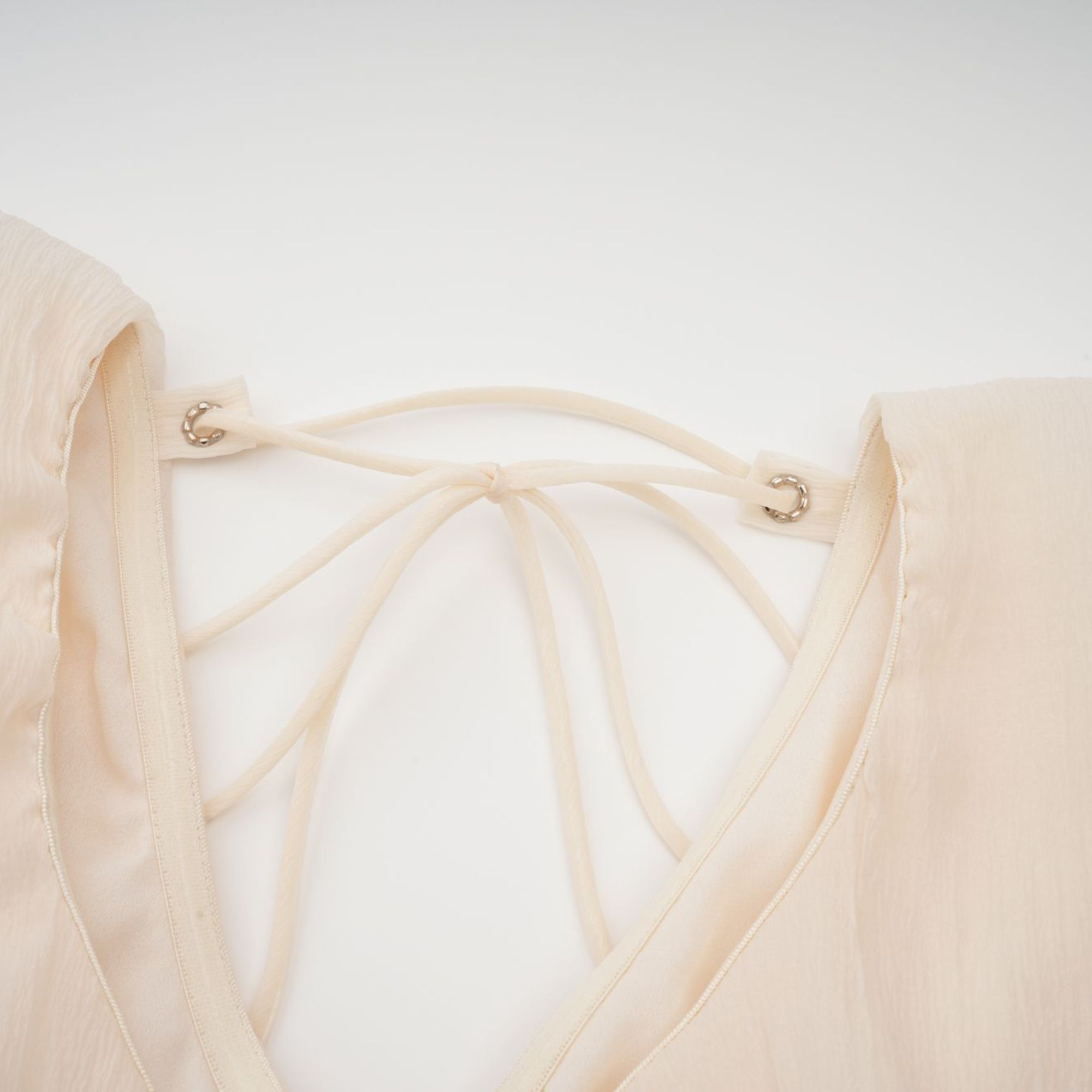 فستان هيلين القصير ذو الطبقات المزخرف بالزهور الاصطناعية