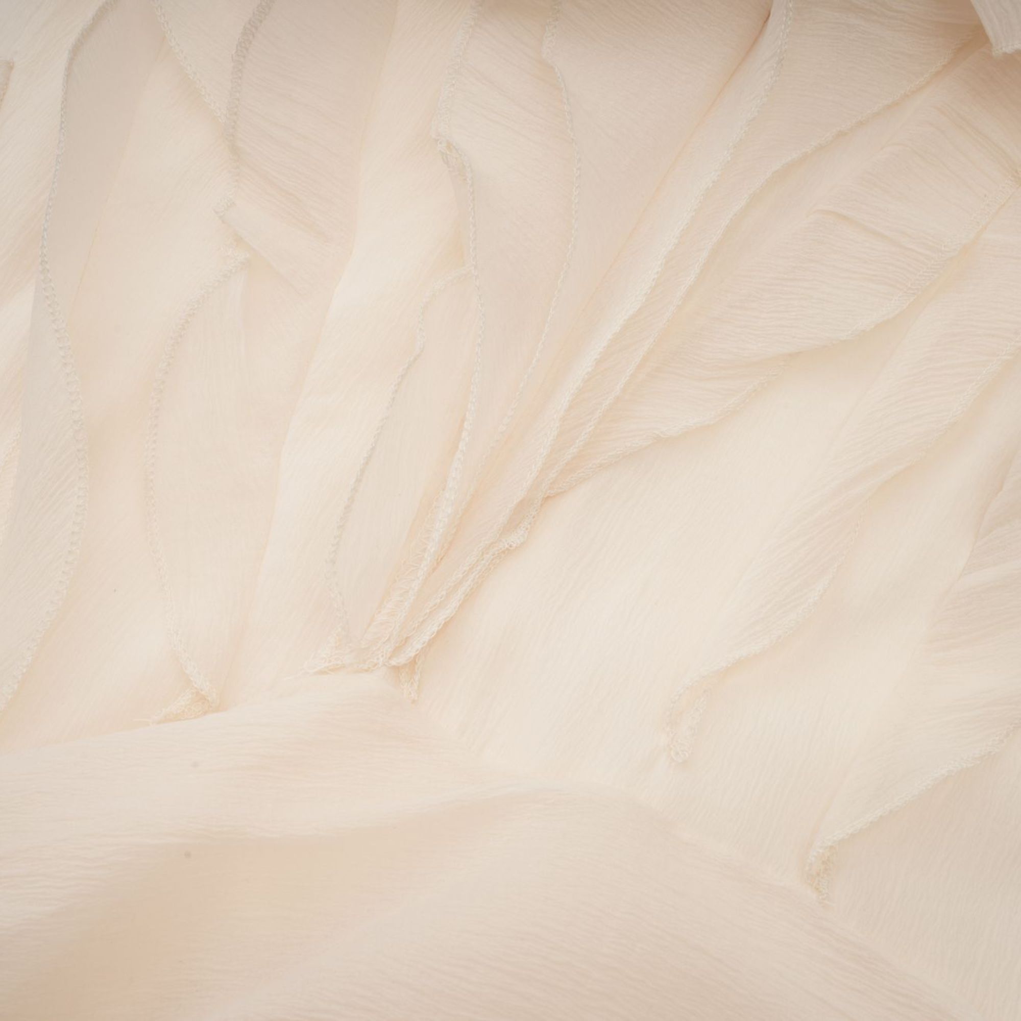 فستان هيلين القصير ذو الطبقات المزخرف بالزهور الاصطناعية