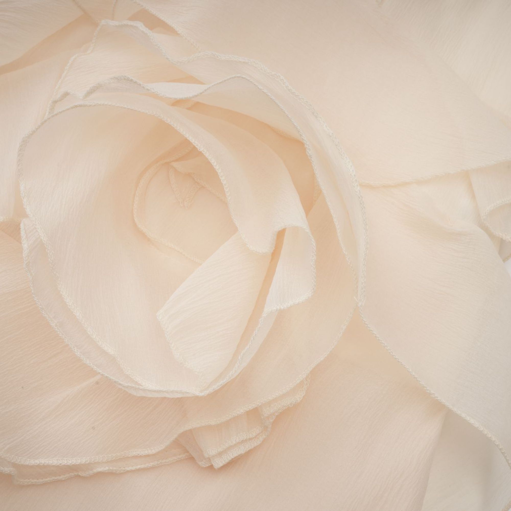 فستان هيلين القصير ذو الطبقات المزخرف بالزهور الاصطناعية