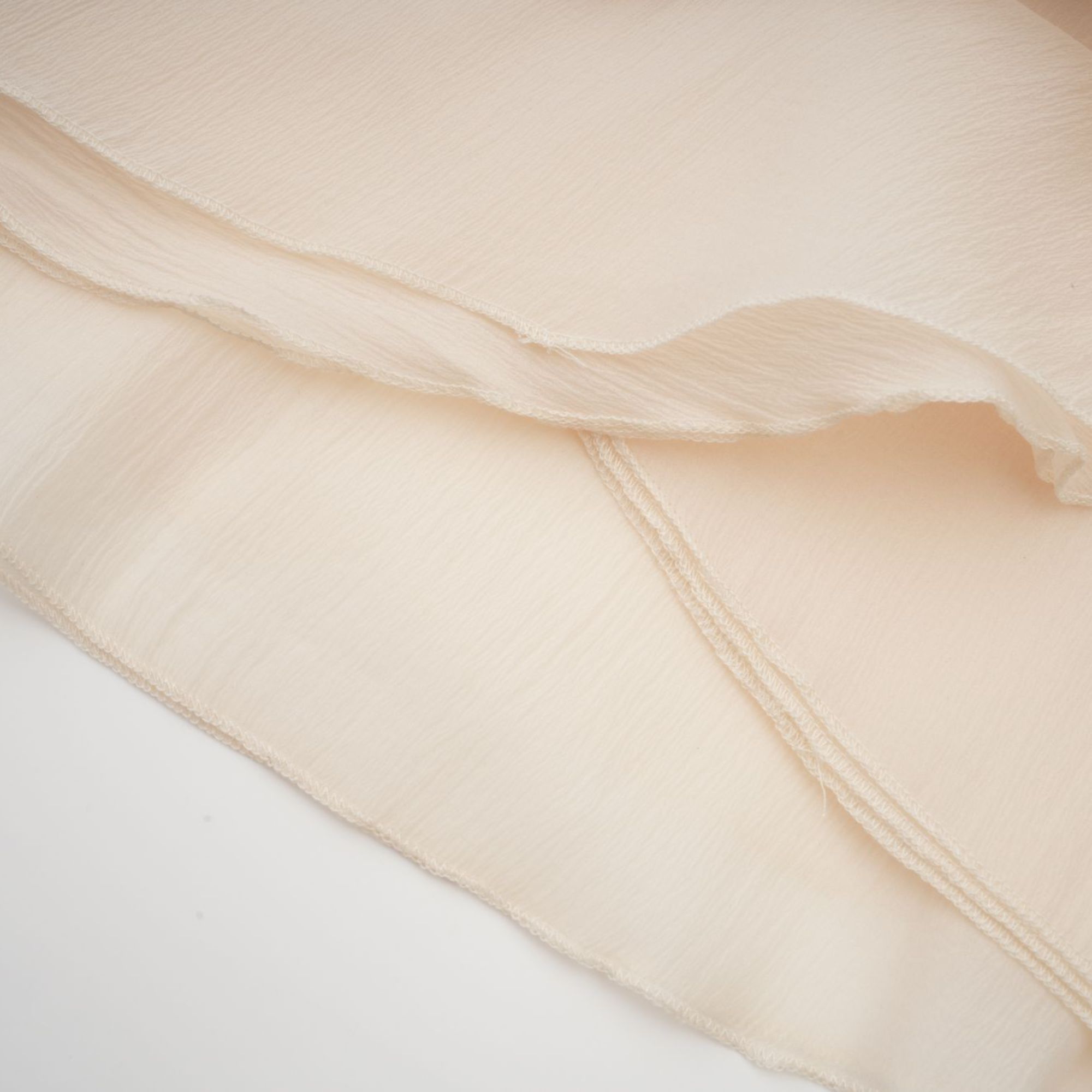 فستان هيلين القصير ذو الطبقات المزخرف بالزهور الاصطناعية