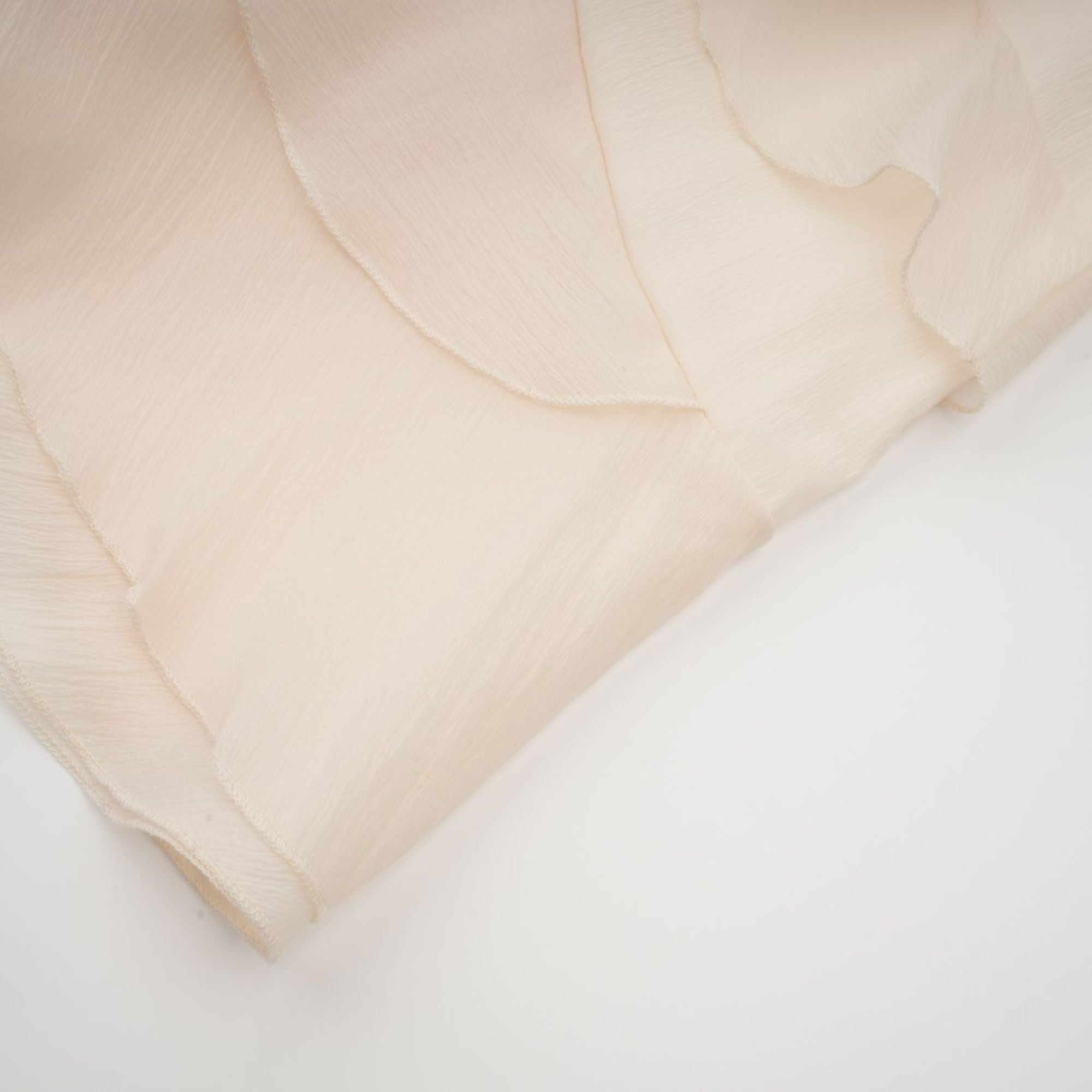 فستان هيلين القصير ذو الطبقات المزخرف بالزهور الاصطناعية