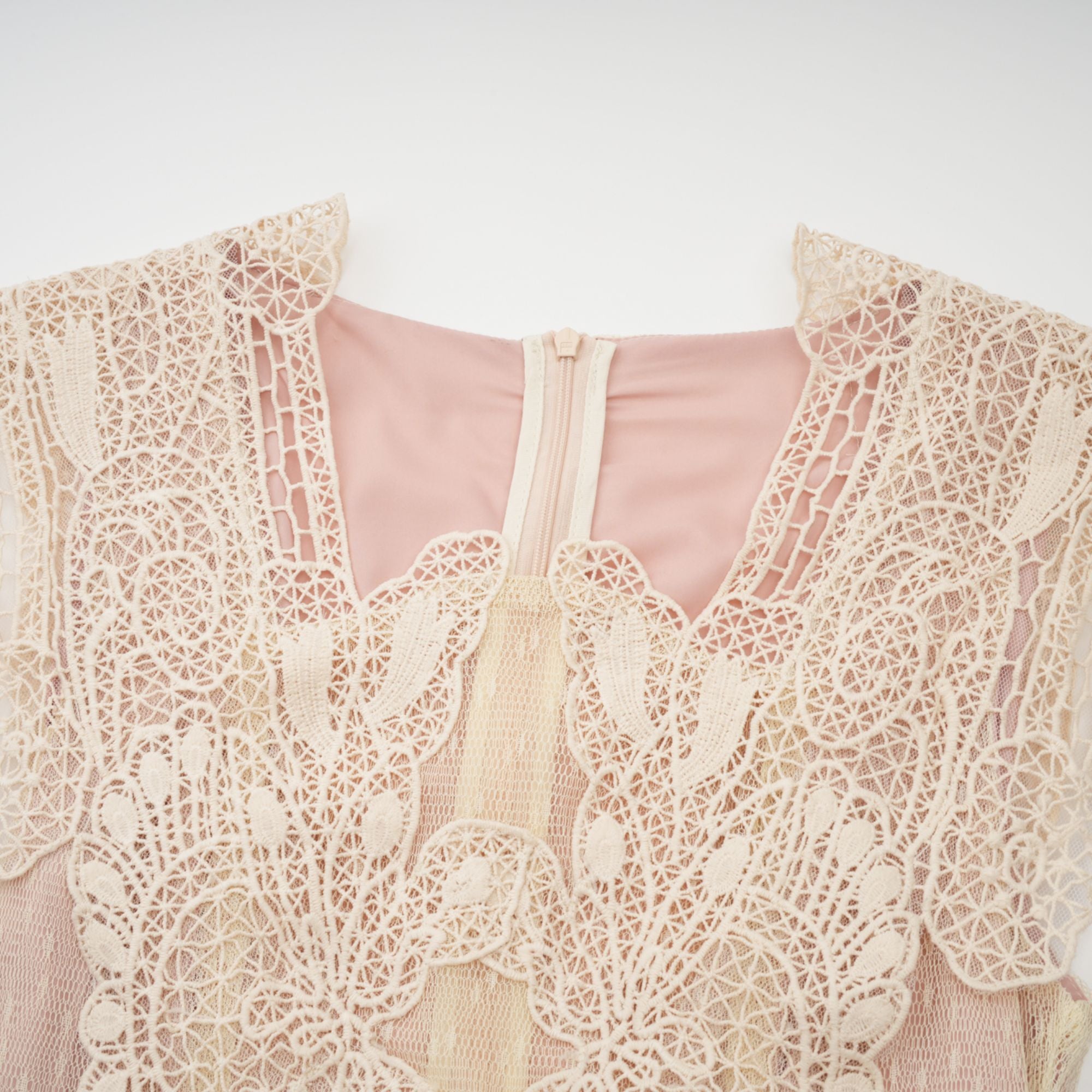 Céleste – Midikleid aus Tüll mit floraler Spitzeneinlage in Neutraltönen