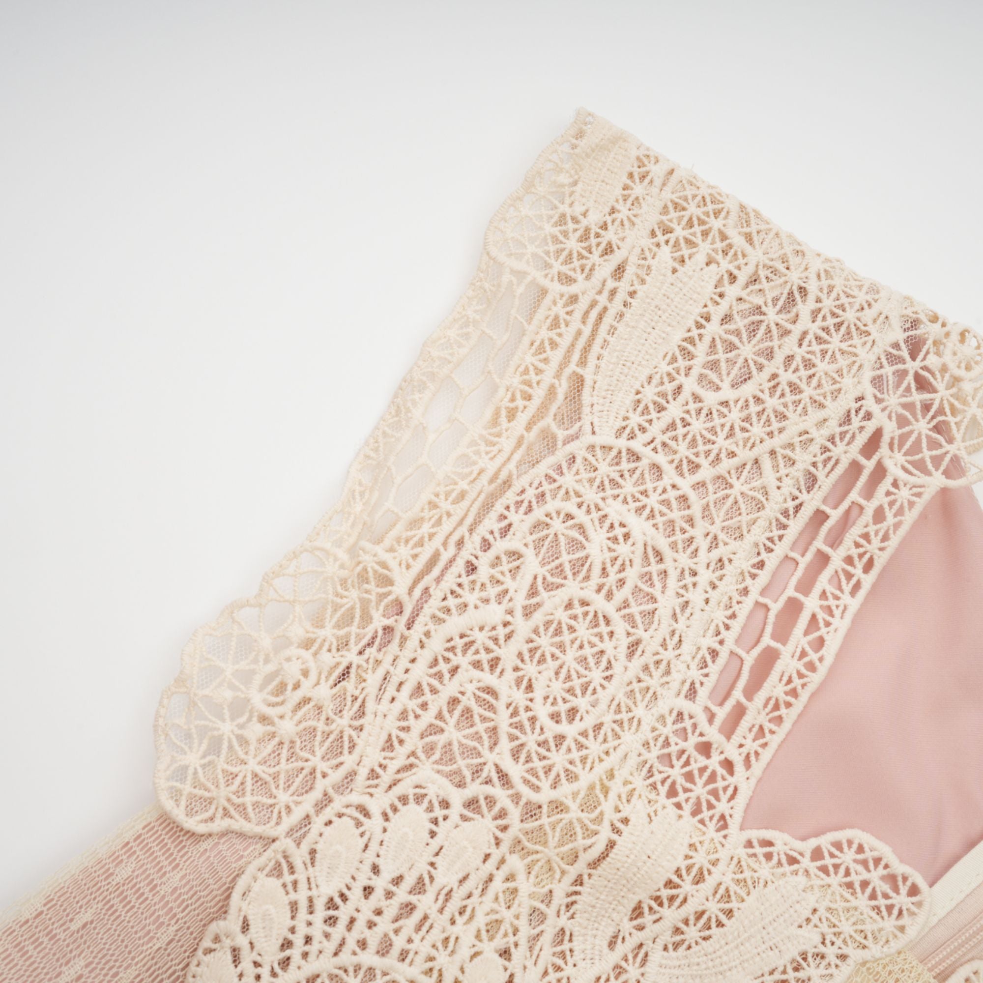 Céleste – Midikleid aus Tüll mit floraler Spitzeneinlage in Neutraltönen