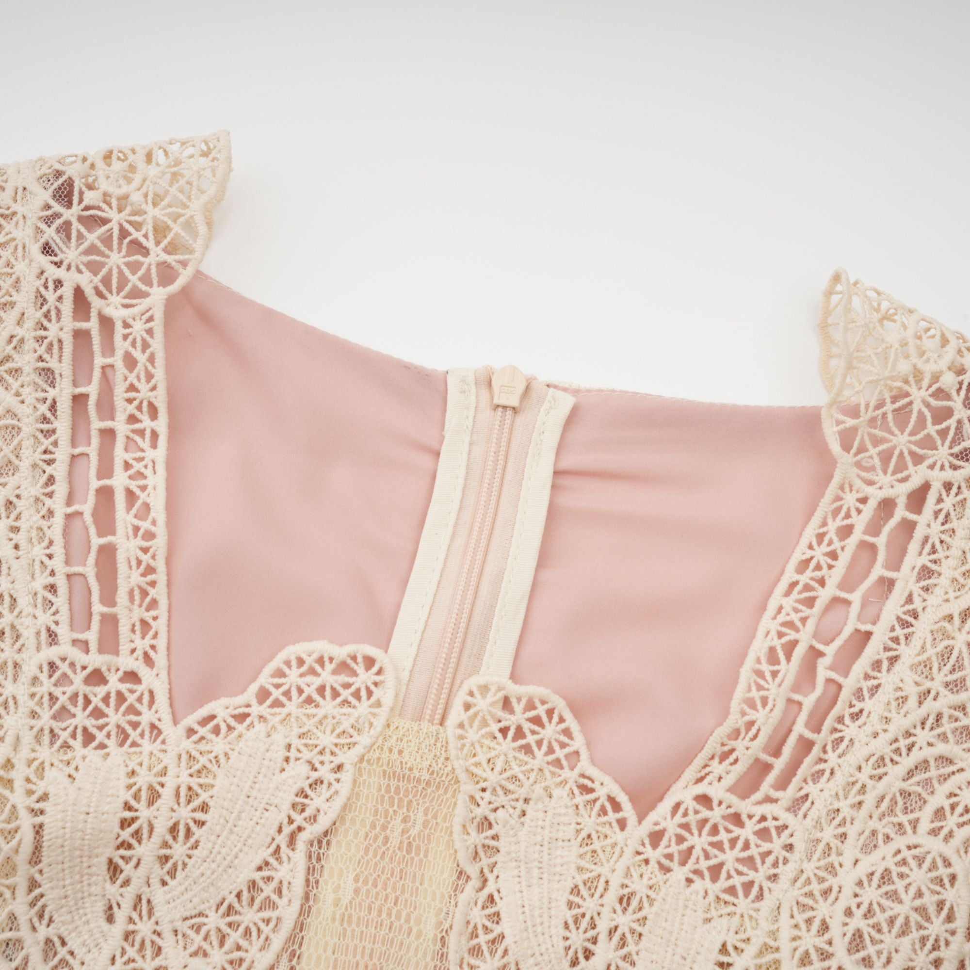 Céleste – Midikleid aus Tüll mit floraler Spitzeneinlage in Neutraltönen