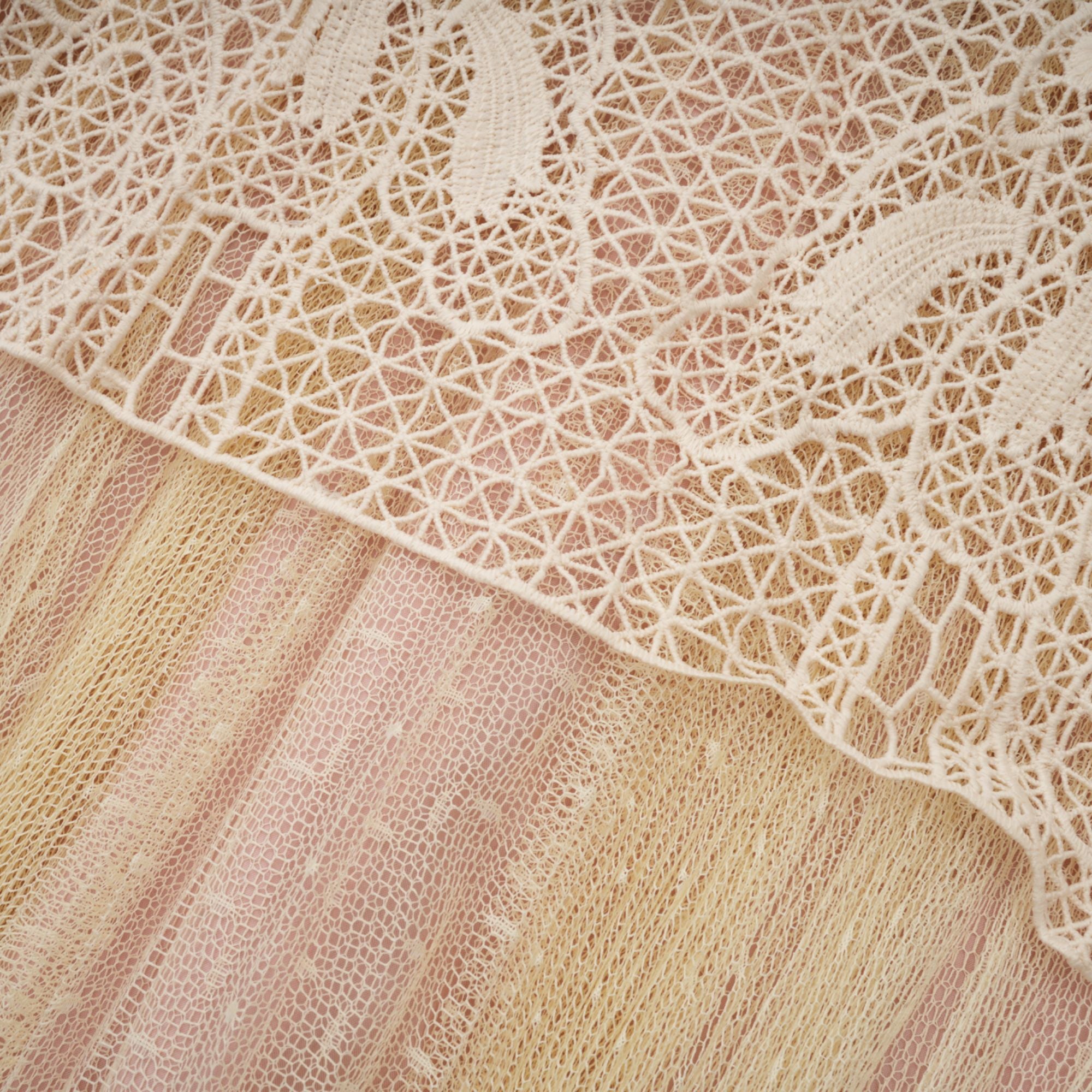 Céleste – Midikleid aus Tüll mit floraler Spitzeneinlage in Neutraltönen