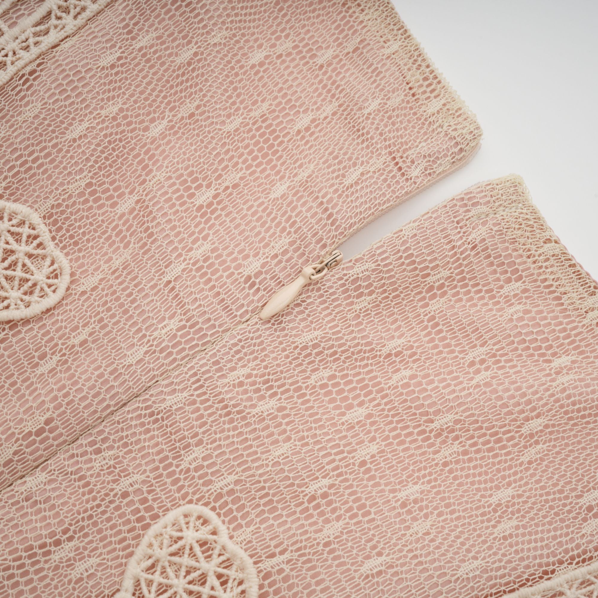 Céleste – Midikleid aus Tüll mit floraler Spitzeneinlage in Neutraltönen