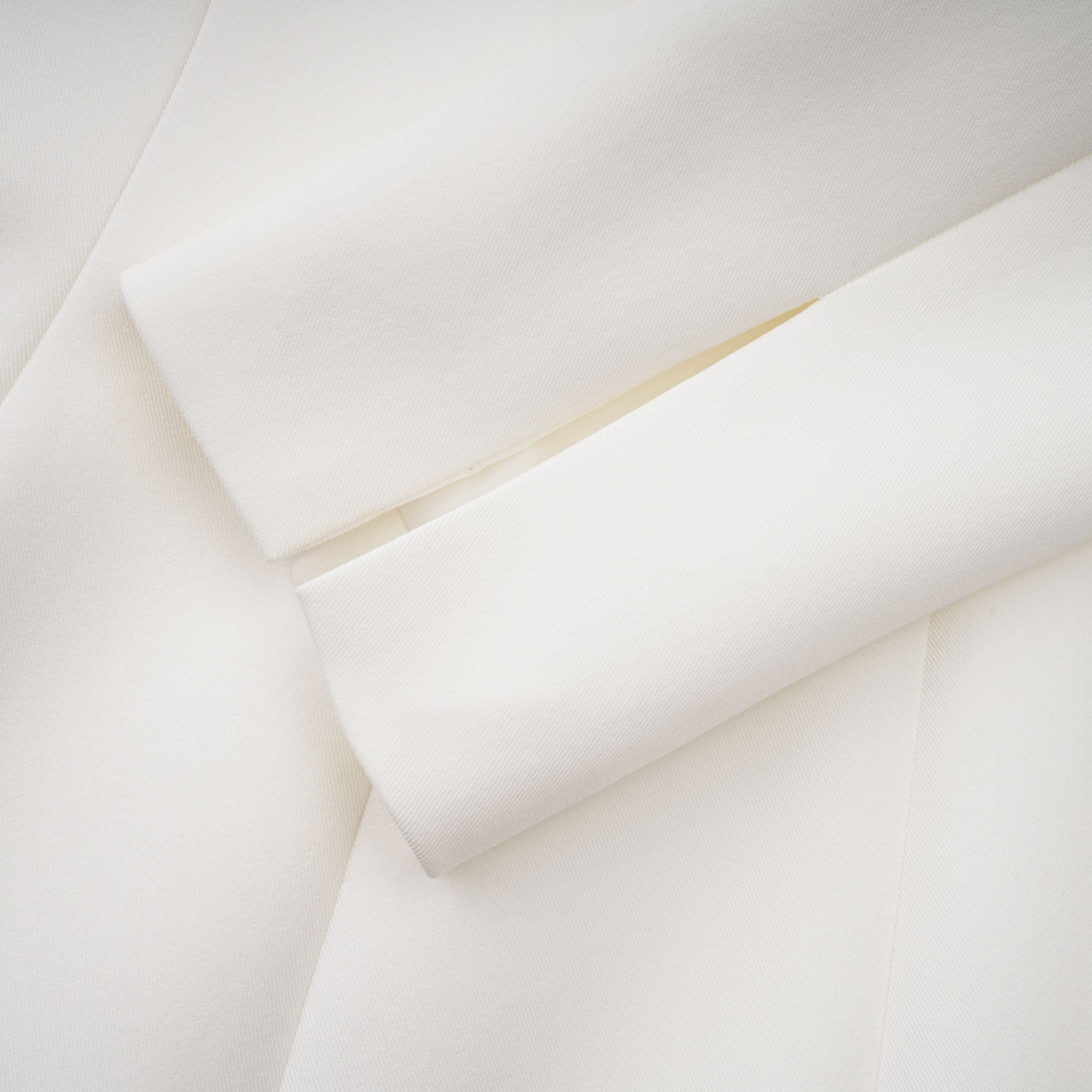 طقم جاكيت وتنورة بتصميم برميل أسود من إينورا