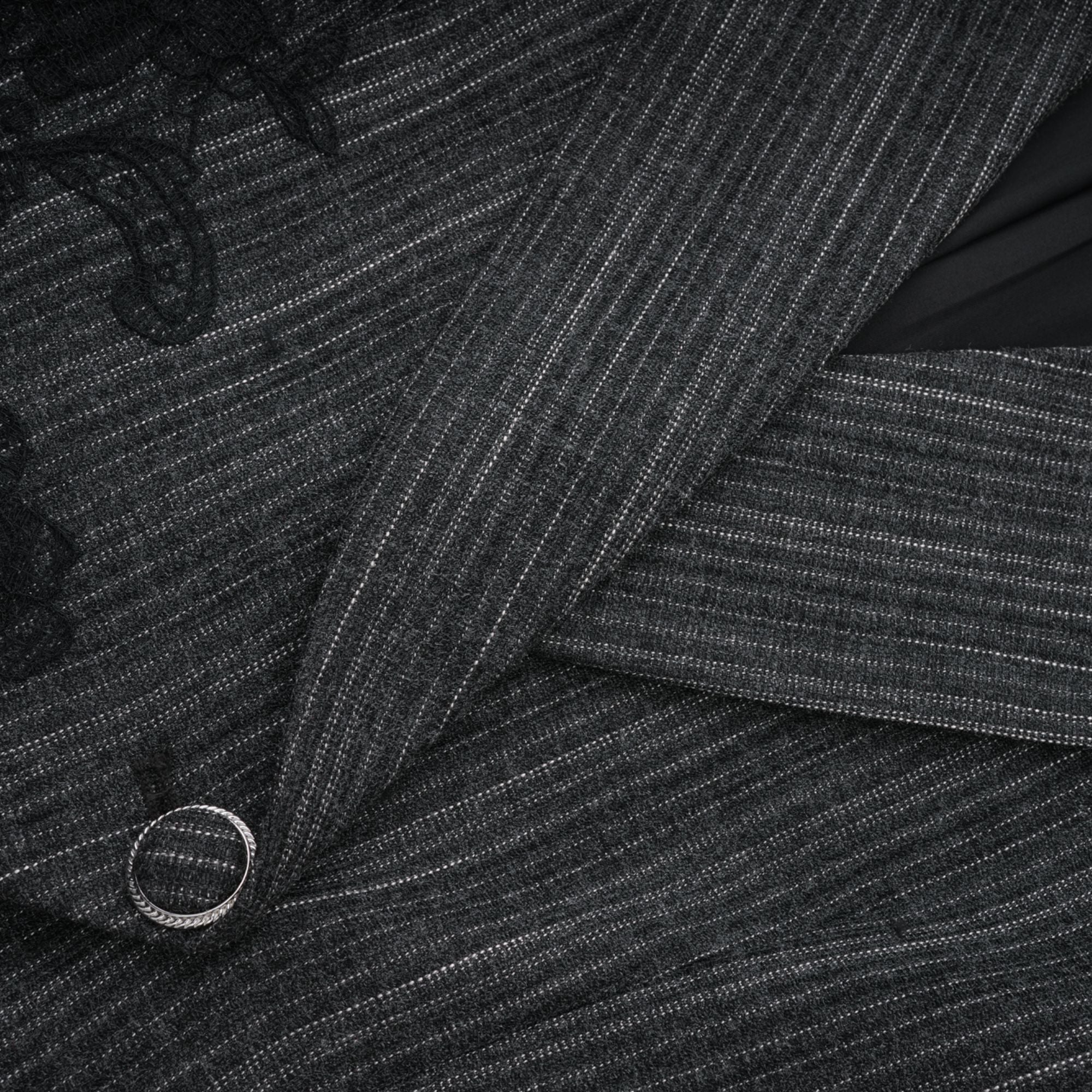 Sidonie – Graues Blazer- und Rockset mit Blumenapplikation und Streifen