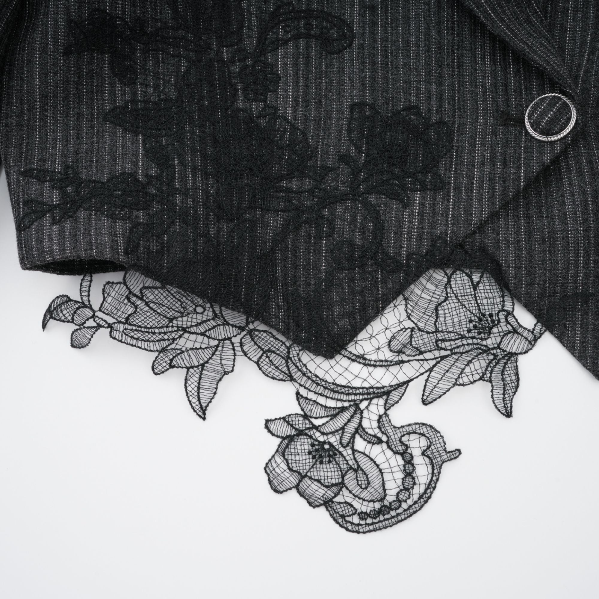 Sidonie – Graues Blazer- und Rockset mit Blumenapplikation und Streifen