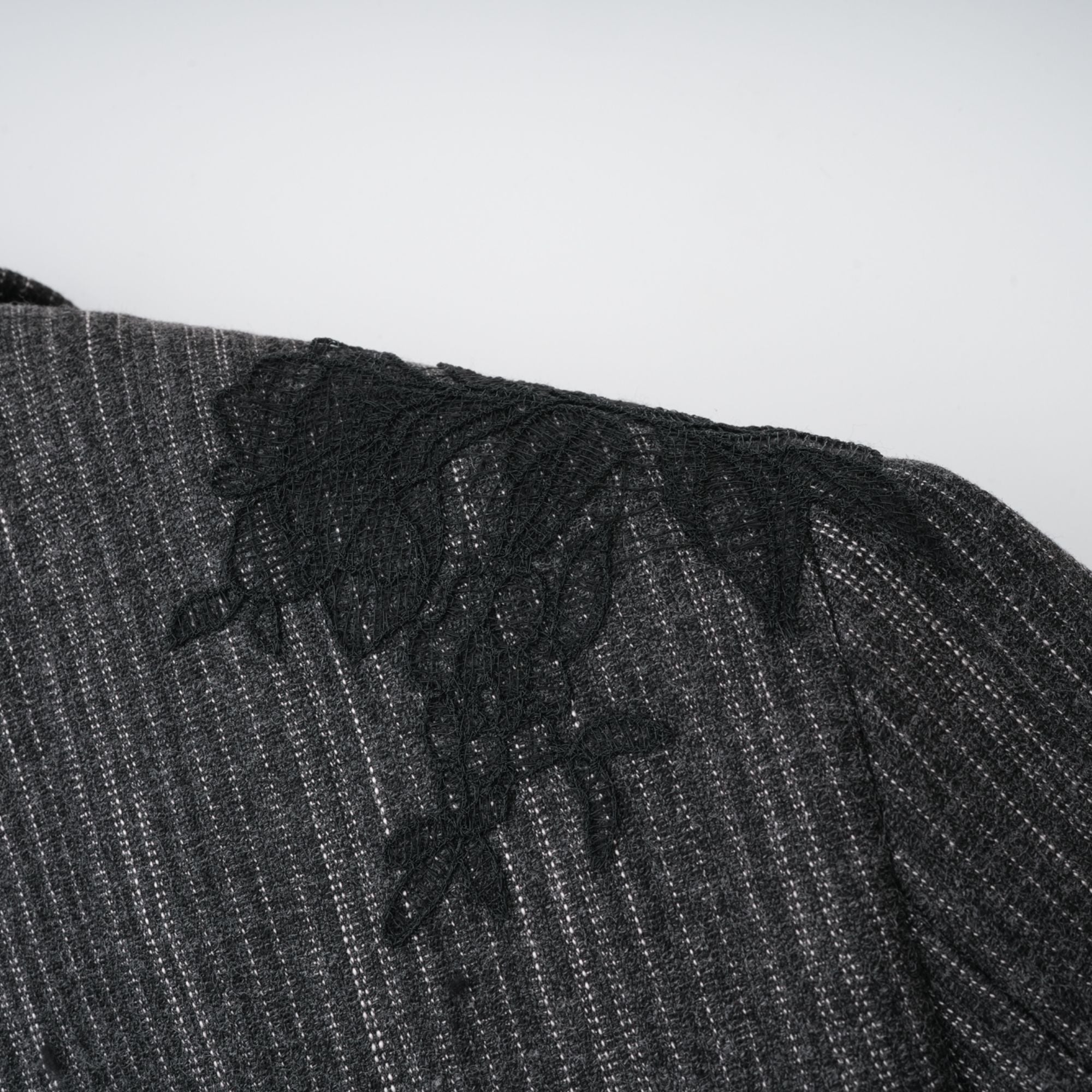 Sidonie – Graues Blazer- und Rockset mit Blumenapplikation und Streifen