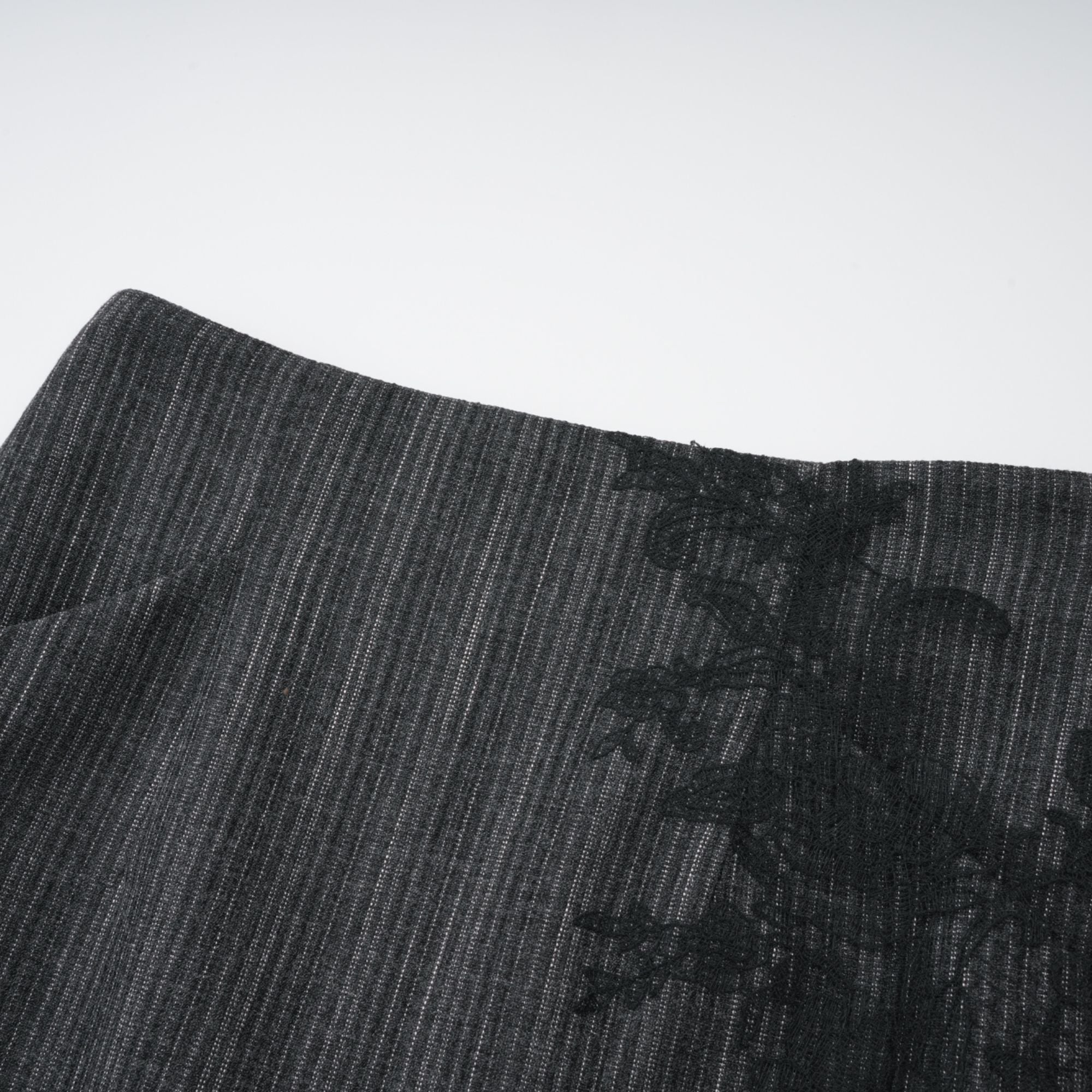 Sidonie – Graues Blazer- und Rockset mit Blumenapplikation und Streifen