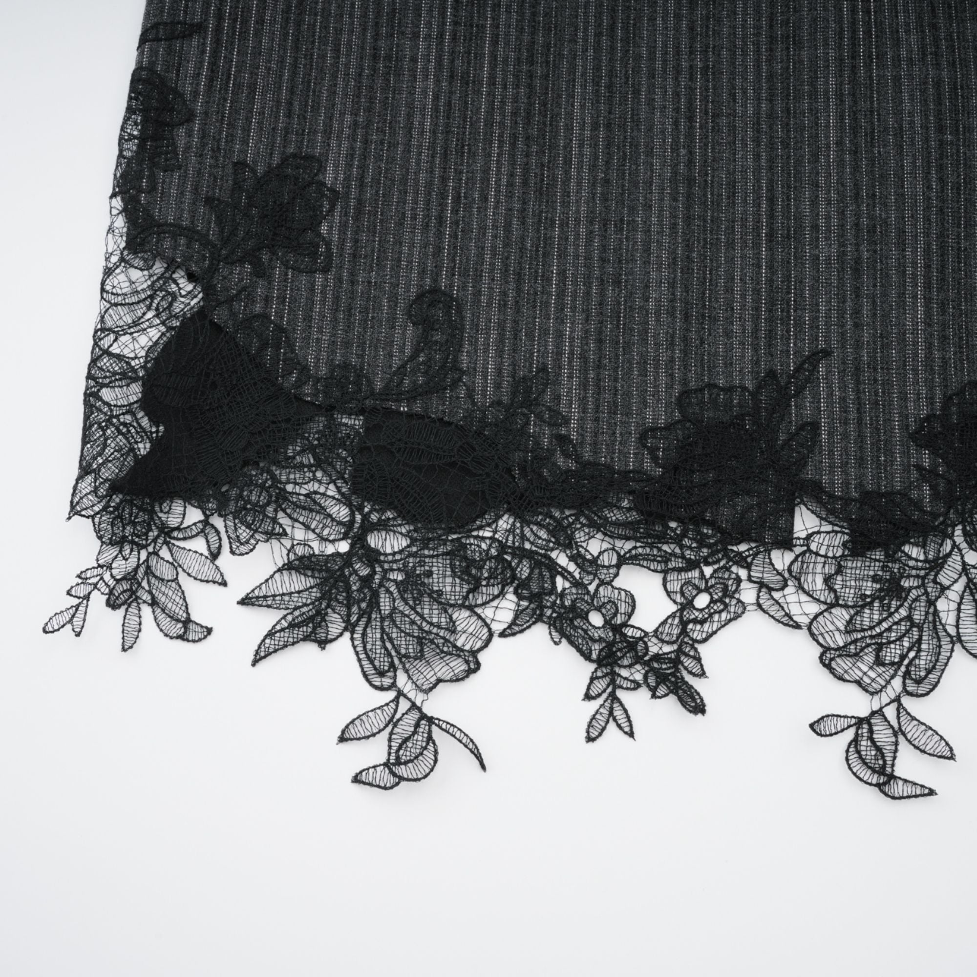 Sidonie – Graues Blazer- und Rockset mit Blumenapplikation und Streifen