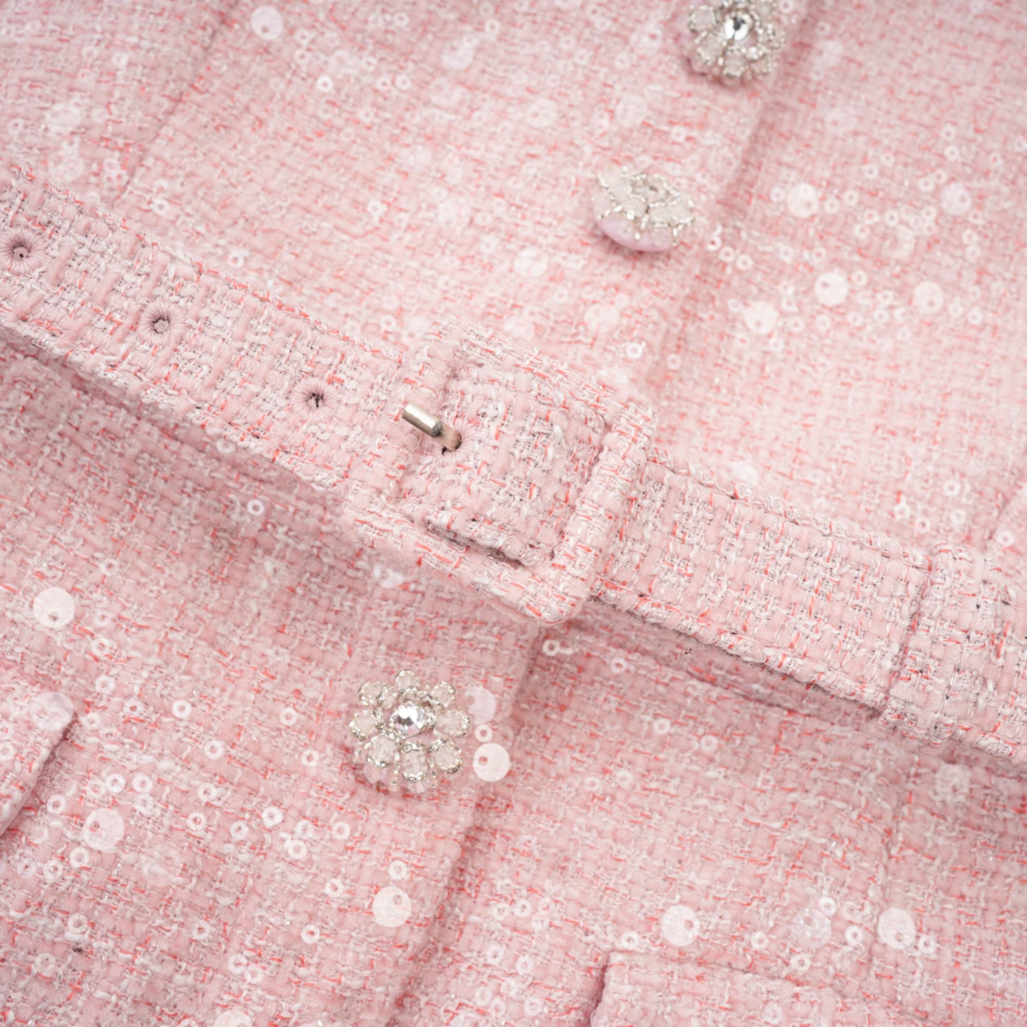 فستان إيليز الوردي المزين بثنيات قصير