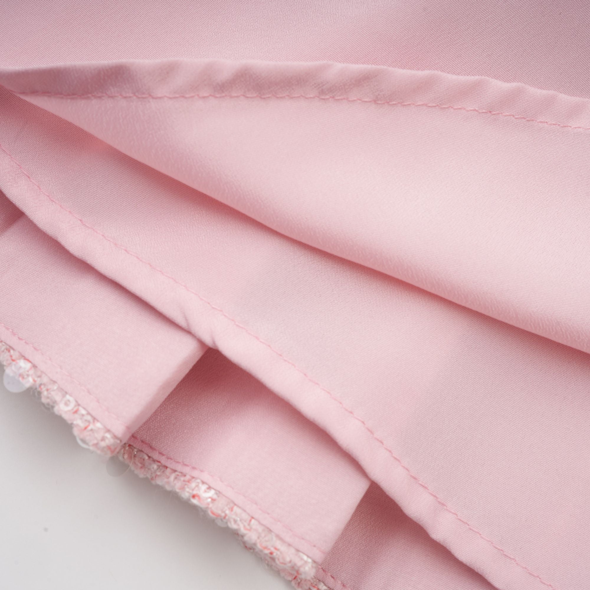 فستان إيليز الوردي المزين بثنيات قصير