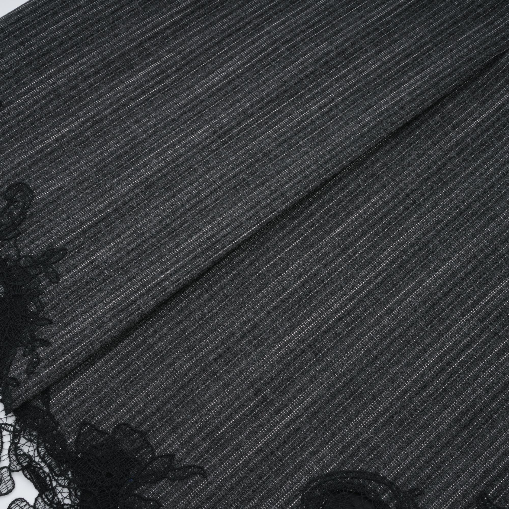 Sidonie – Graues Blazer- und Rockset mit Blumenapplikation und Streifen