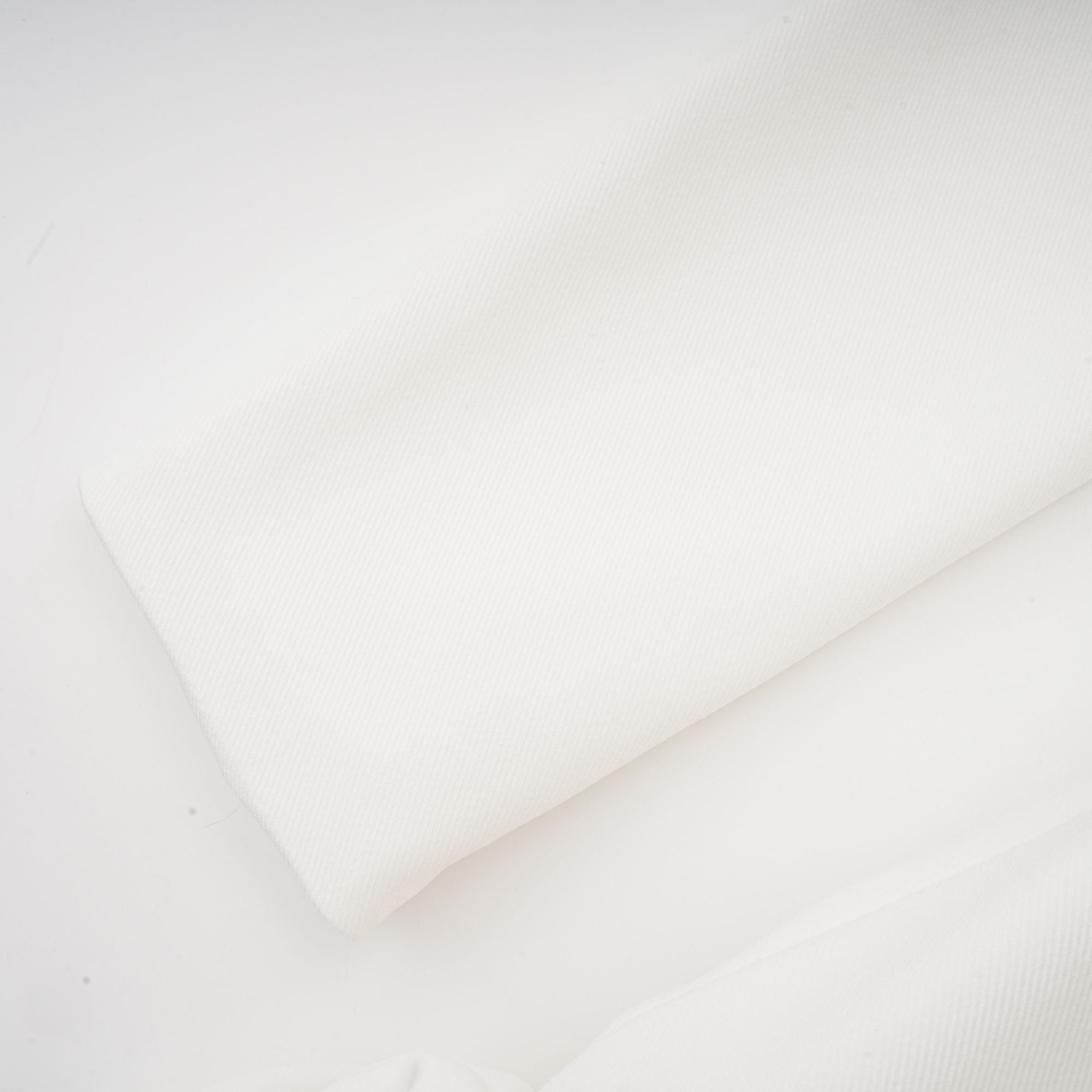 فستان إيلودي قصير بتنورة منفوخة باللون الأبيض