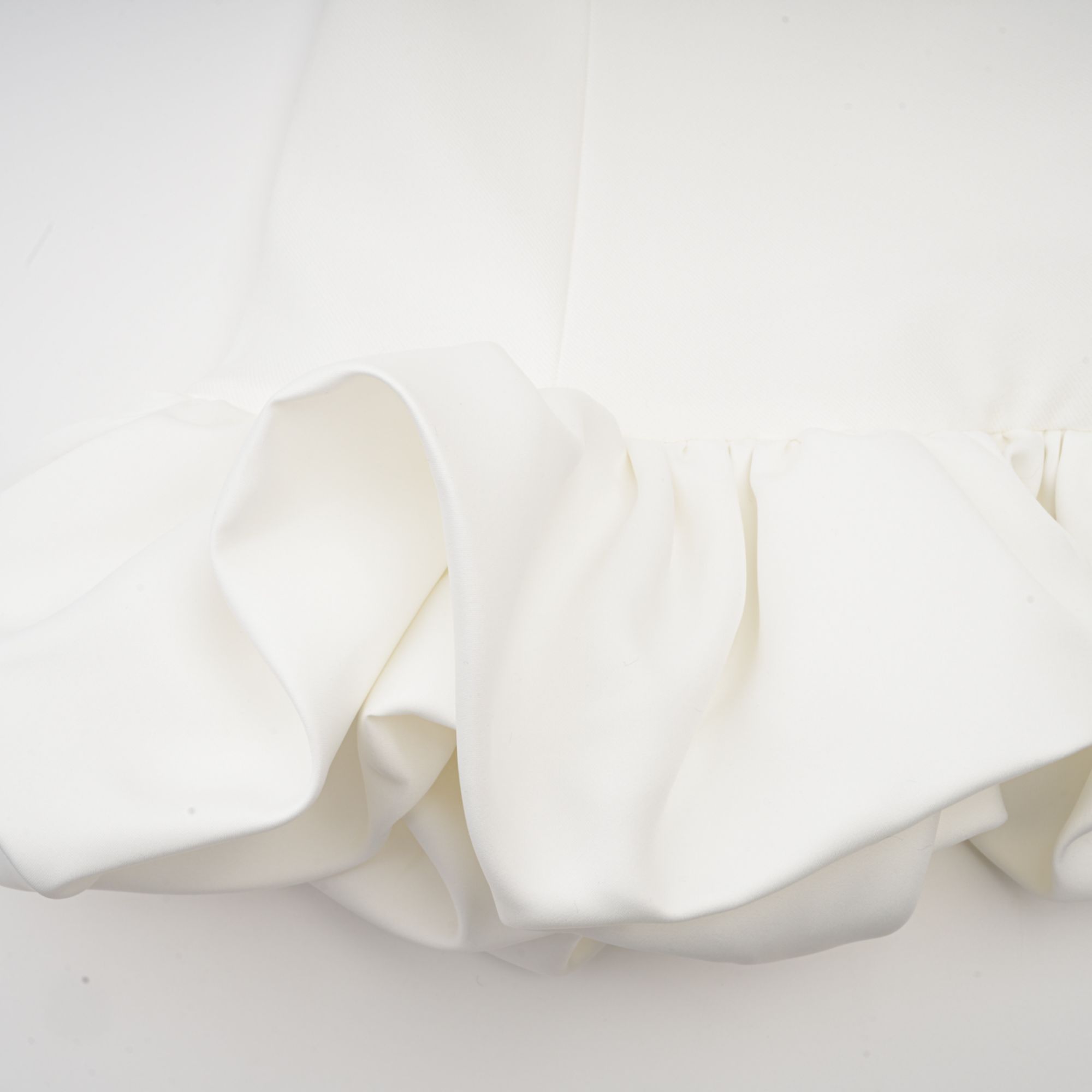 فستان إيلودي قصير بتنورة منفوخة باللون الأبيض