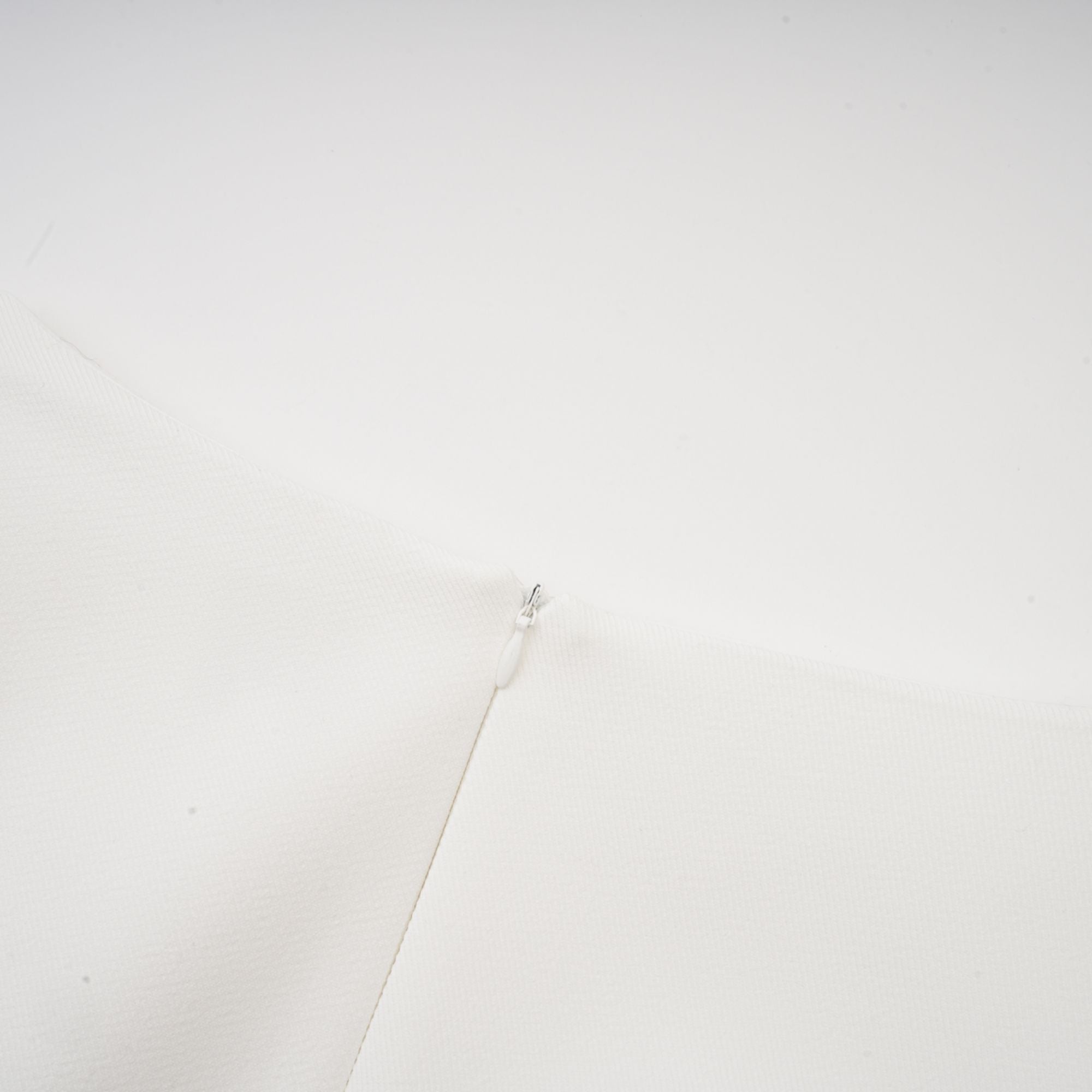 فستان إيلودي قصير بتنورة منفوخة باللون الأبيض