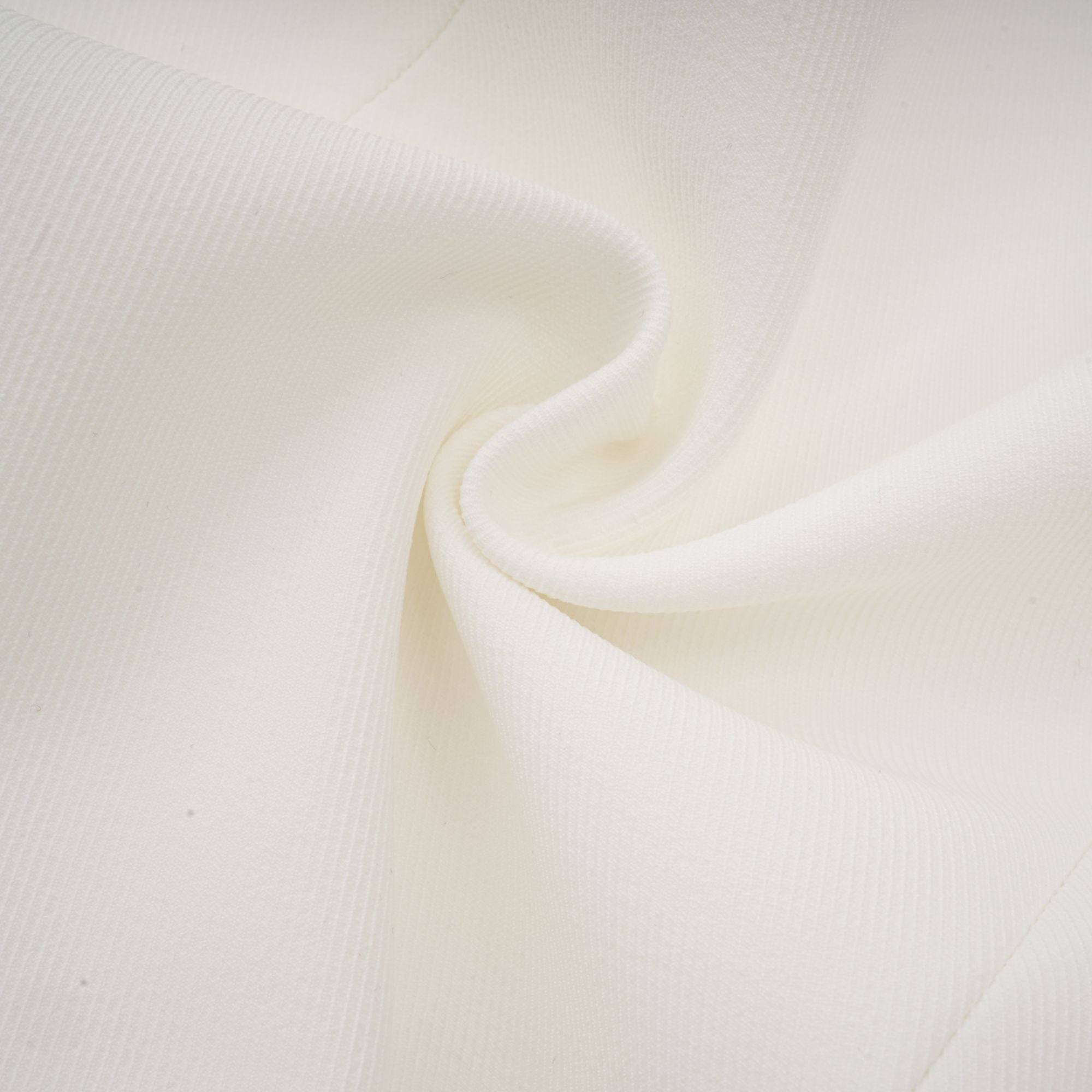 فستان إيلودي قصير بتنورة منفوخة باللون الأبيض