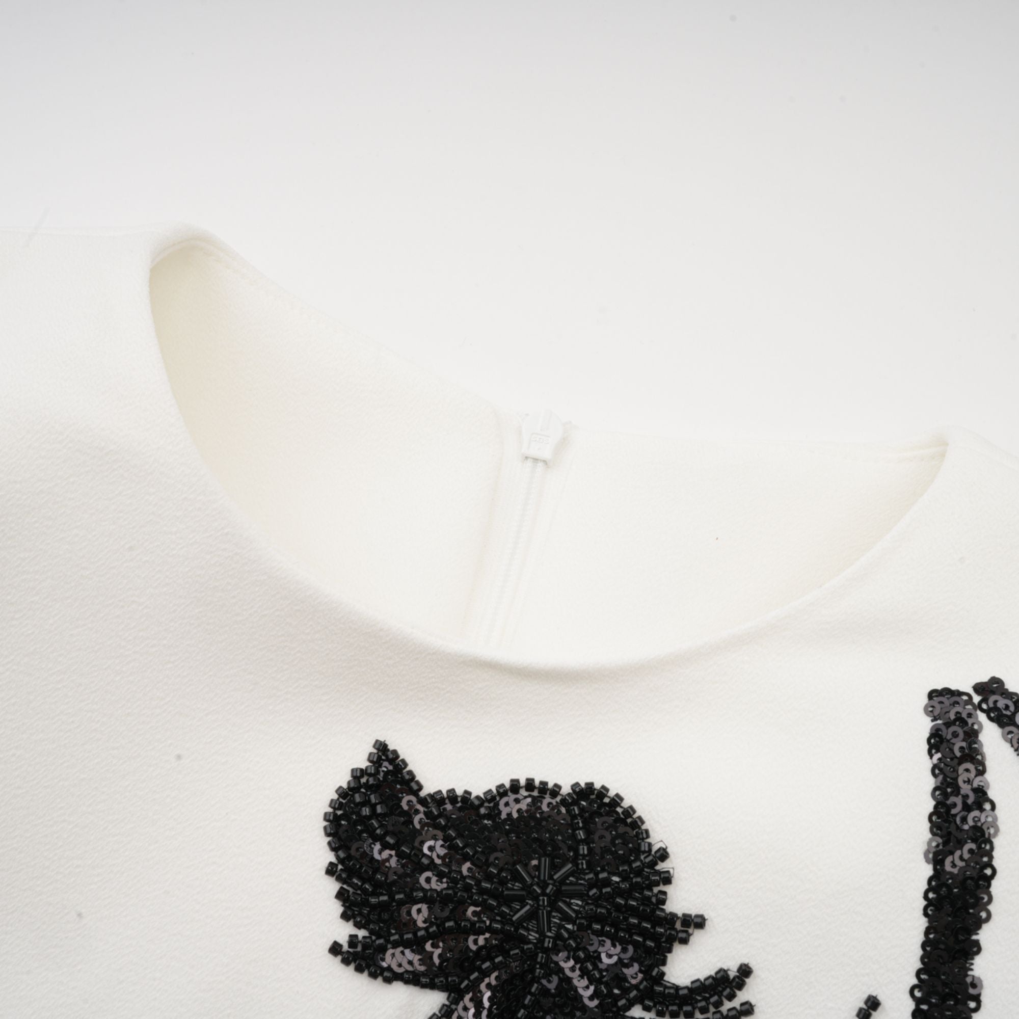 فستان فانيسا الأبيض القصير المزين بالزهور الاصطناعية