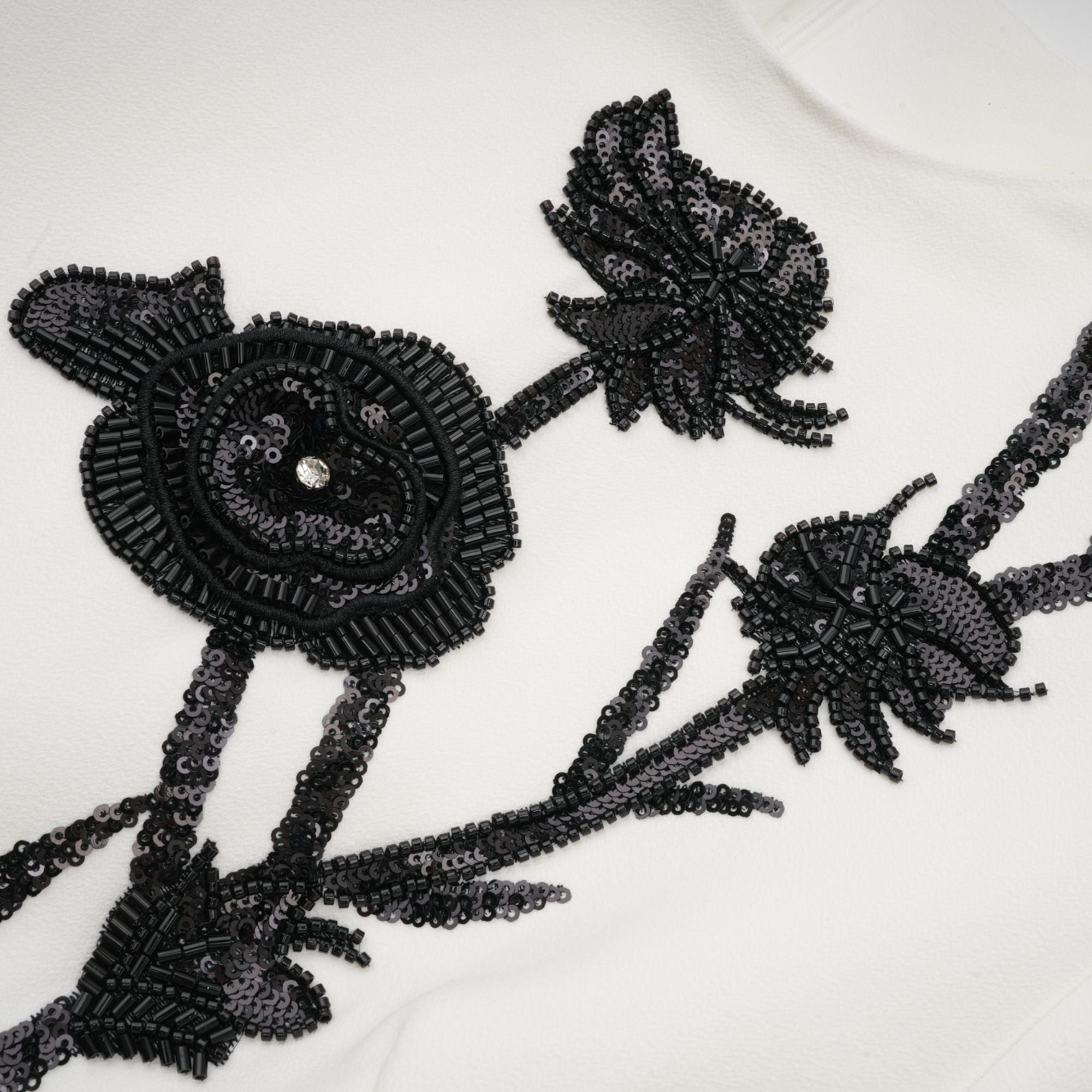 فستان فانيسا الأبيض القصير المزين بالزهور الاصطناعية