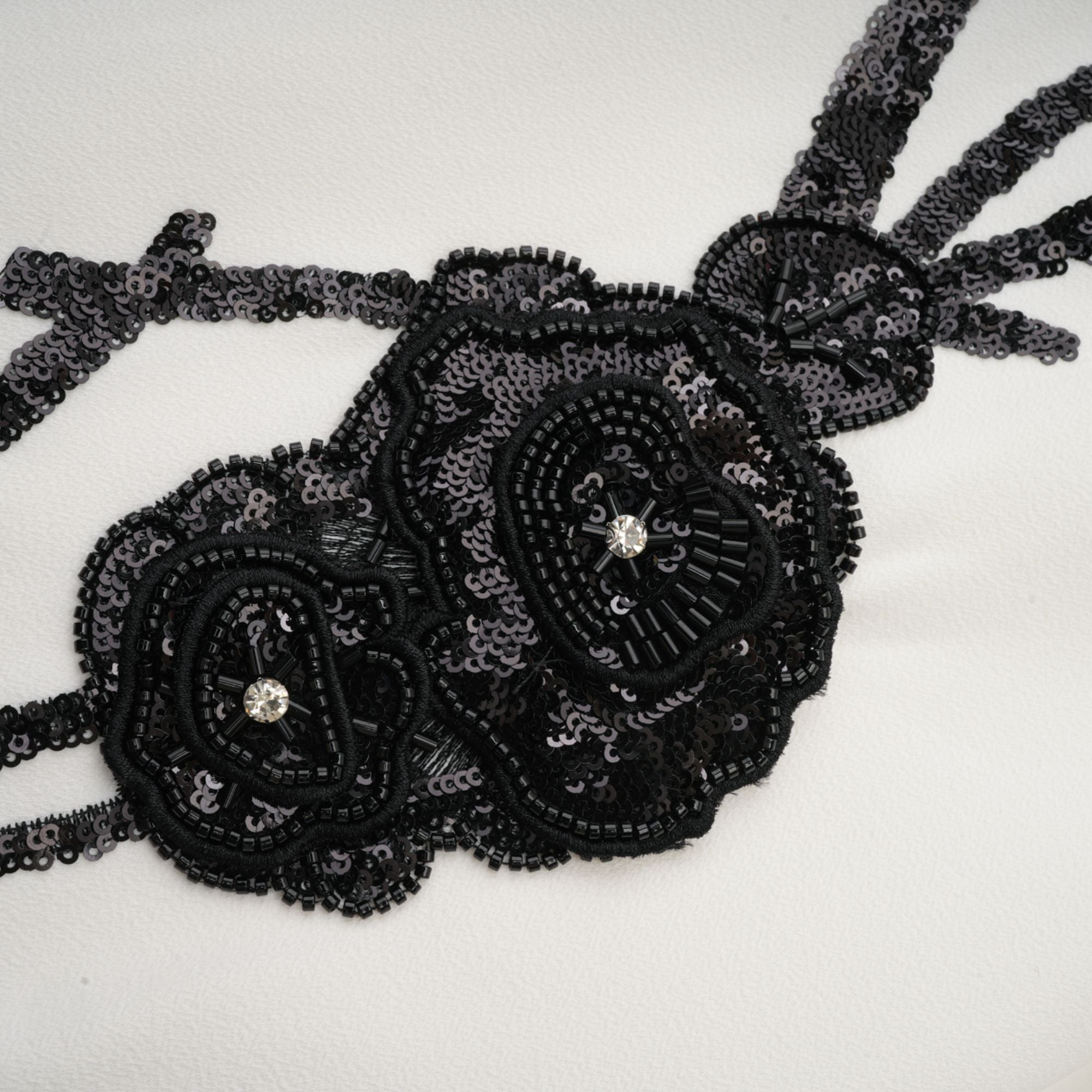 فستان فانيسا الأبيض القصير المزين بالزهور الاصطناعية