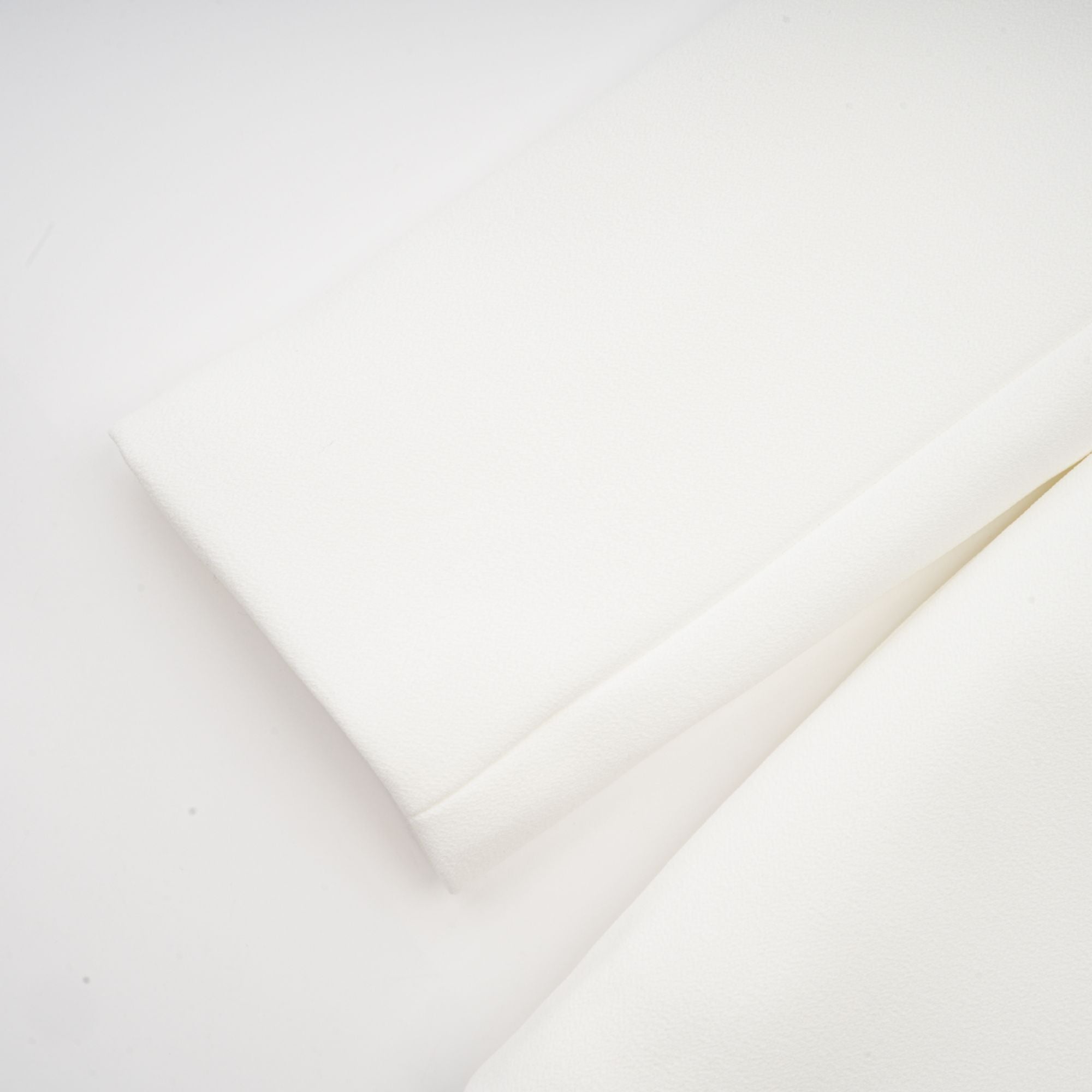 فستان فانيسا الأبيض القصير المزين بالزهور الاصطناعية