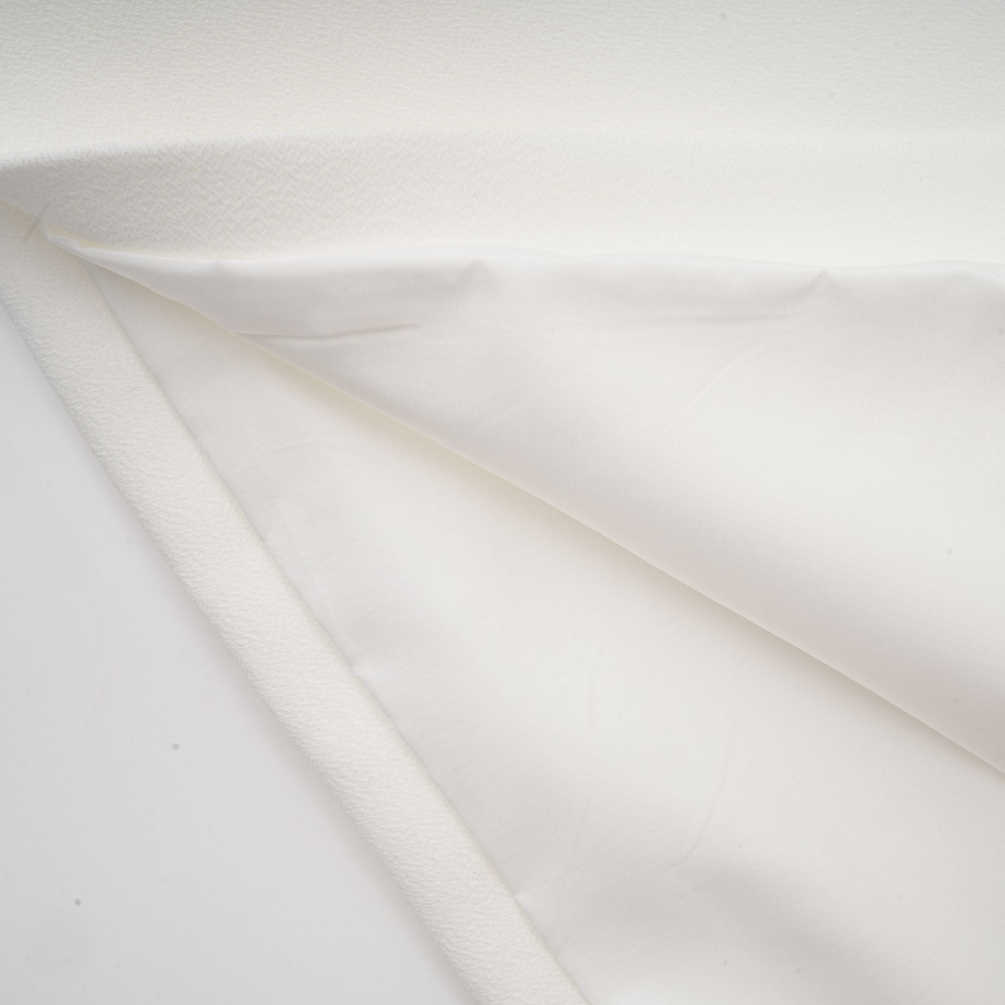 فستان فانيسا الأبيض القصير المزين بالزهور الاصطناعية