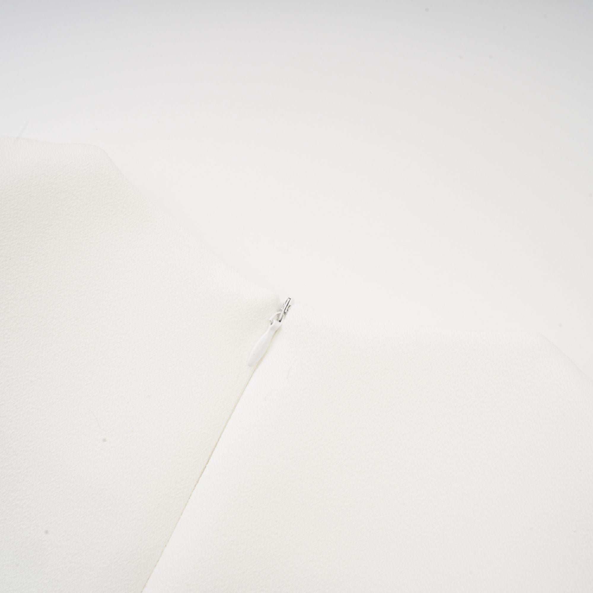 فستان فانيسا الأبيض القصير المزين بالزهور الاصطناعية