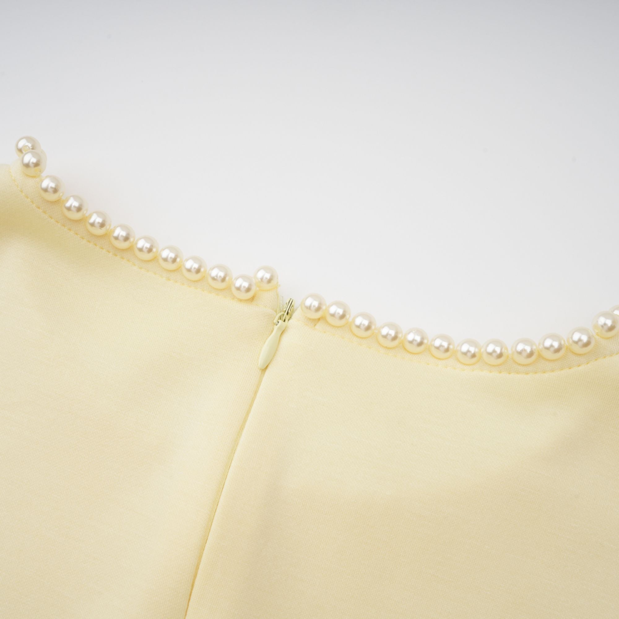 Piroska Maxikleid mit gelbem Perlenbesatz und Schal-Detail