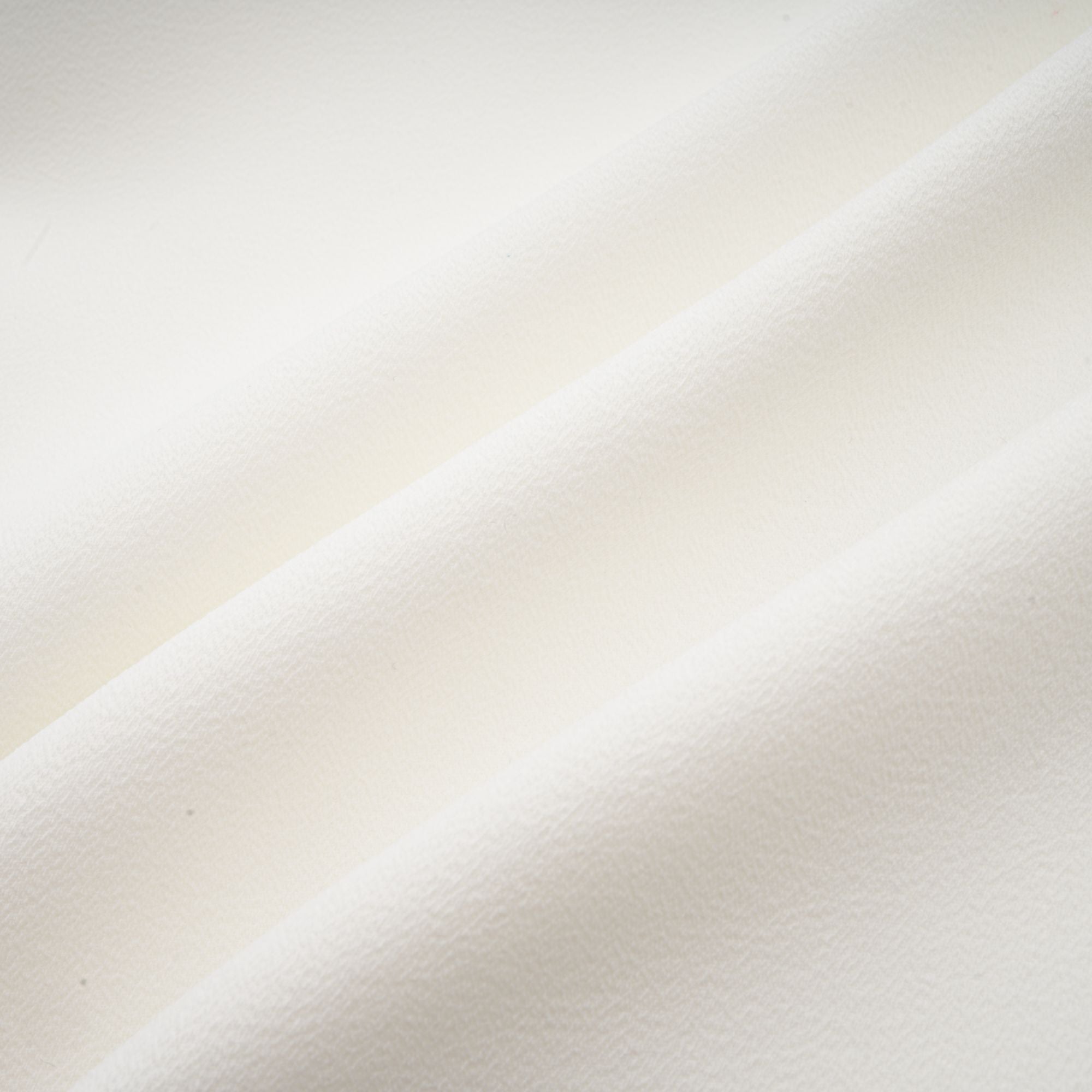 فستان فانيسا الأبيض القصير المزين بالزهور الاصطناعية