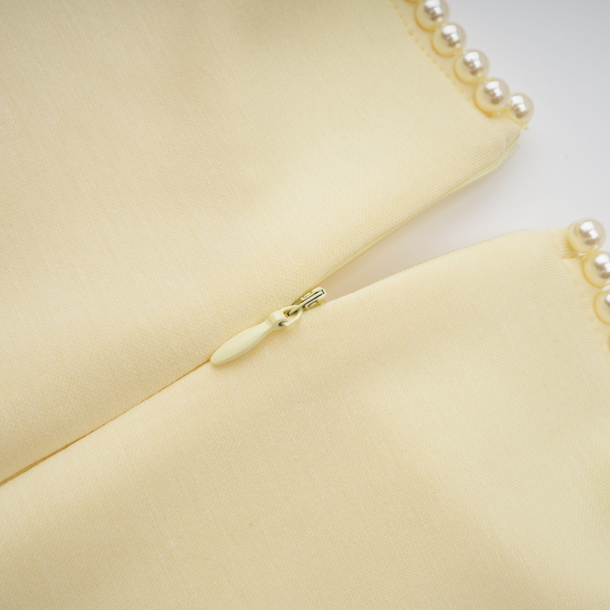 Piroska Maxikleid mit gelbem Perlenbesatz und Schal-Detail