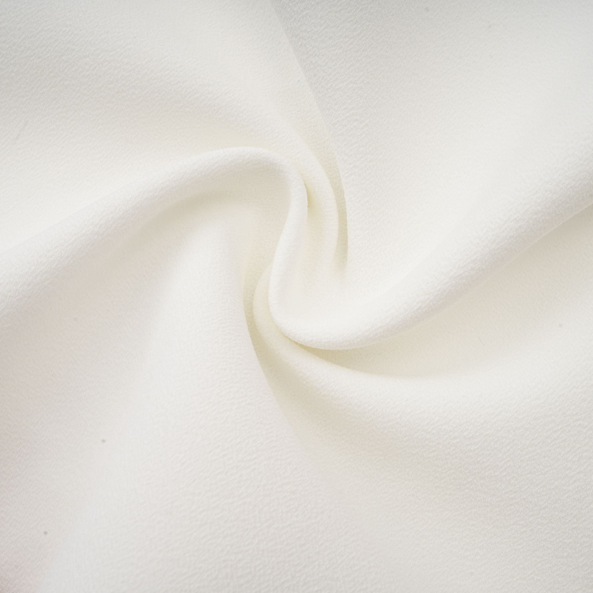 فستان فانيسا الأبيض القصير المزين بالزهور الاصطناعية