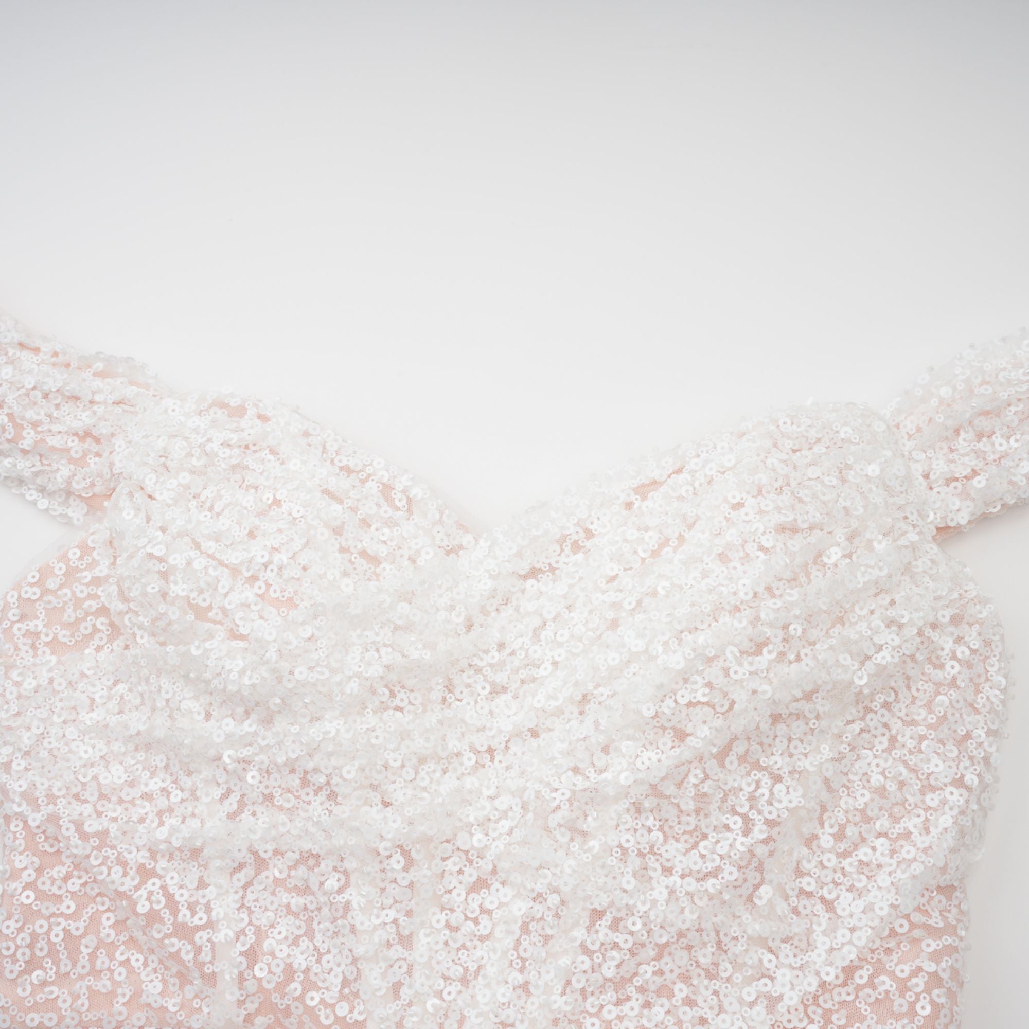 فستان مارجوت ماكسي أبيض مزين بدون أكتاف