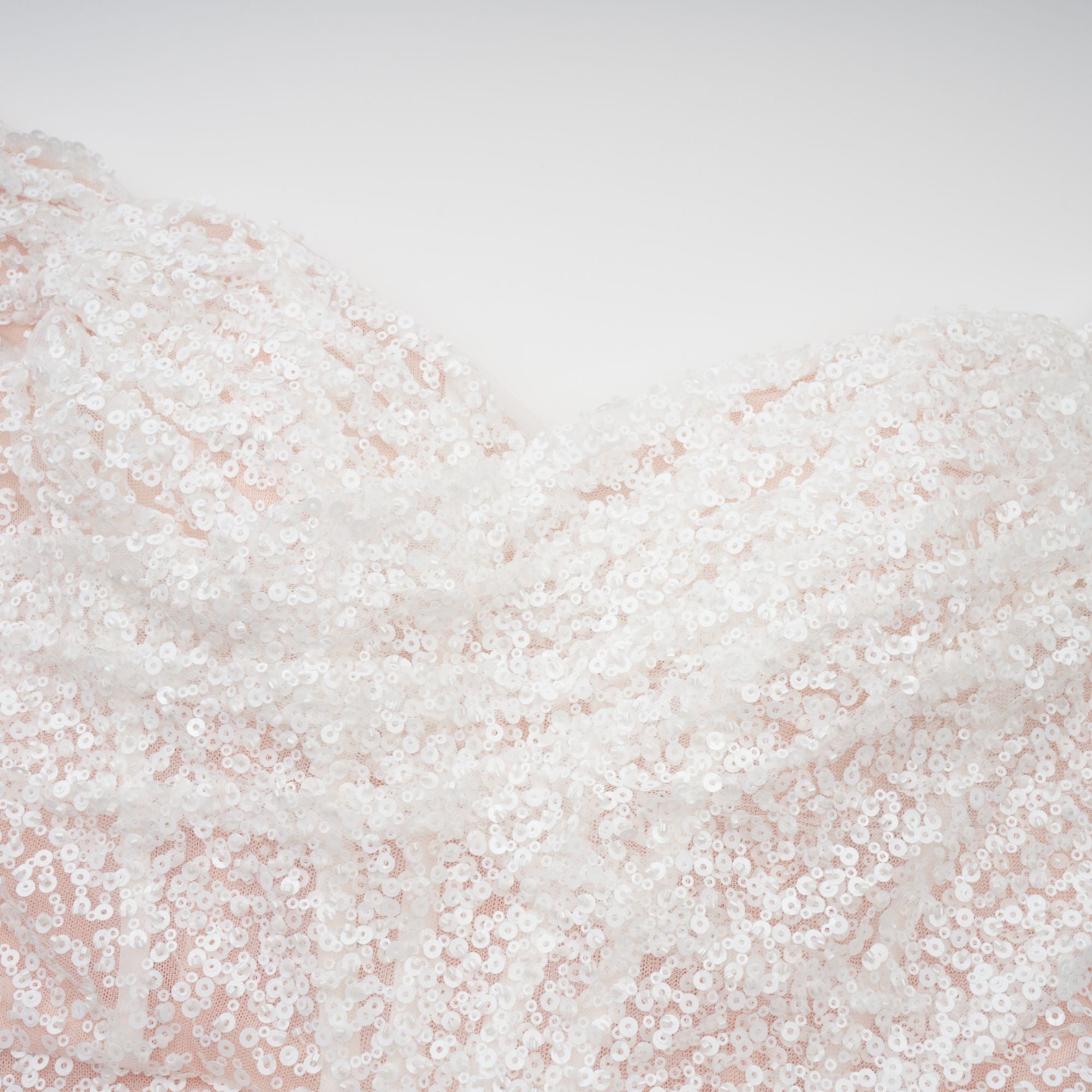 فستان مارجوت ماكسي أبيض مزين بدون أكتاف